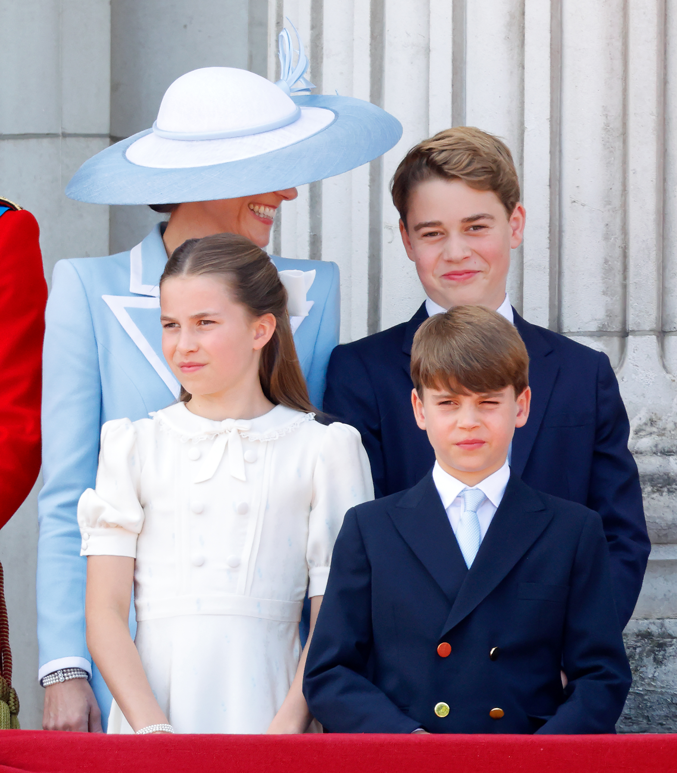 Catherine gesellte sich am 13. Juni 2026 während der „Trooping the Colour“-Zeremonie zu Charlotte, George und Louis auf dem Balkon des Buckingham-Palasts. Bei öffentlichen Anlässen wie diesem sind die Kinder unter ihren königlichen Titeln bekannt, aber in der Schule nennen ihre Klassenkameraden sie ganz viel einfacher. | Quelle: Getty Images