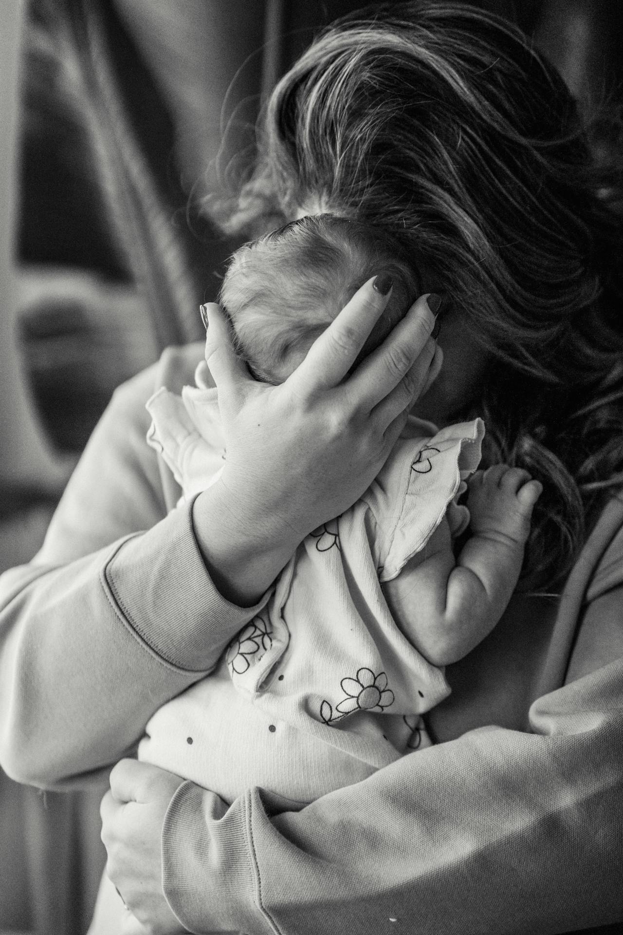 Eine Frau, die ihr Baby umarmt | Quelle: Pexels