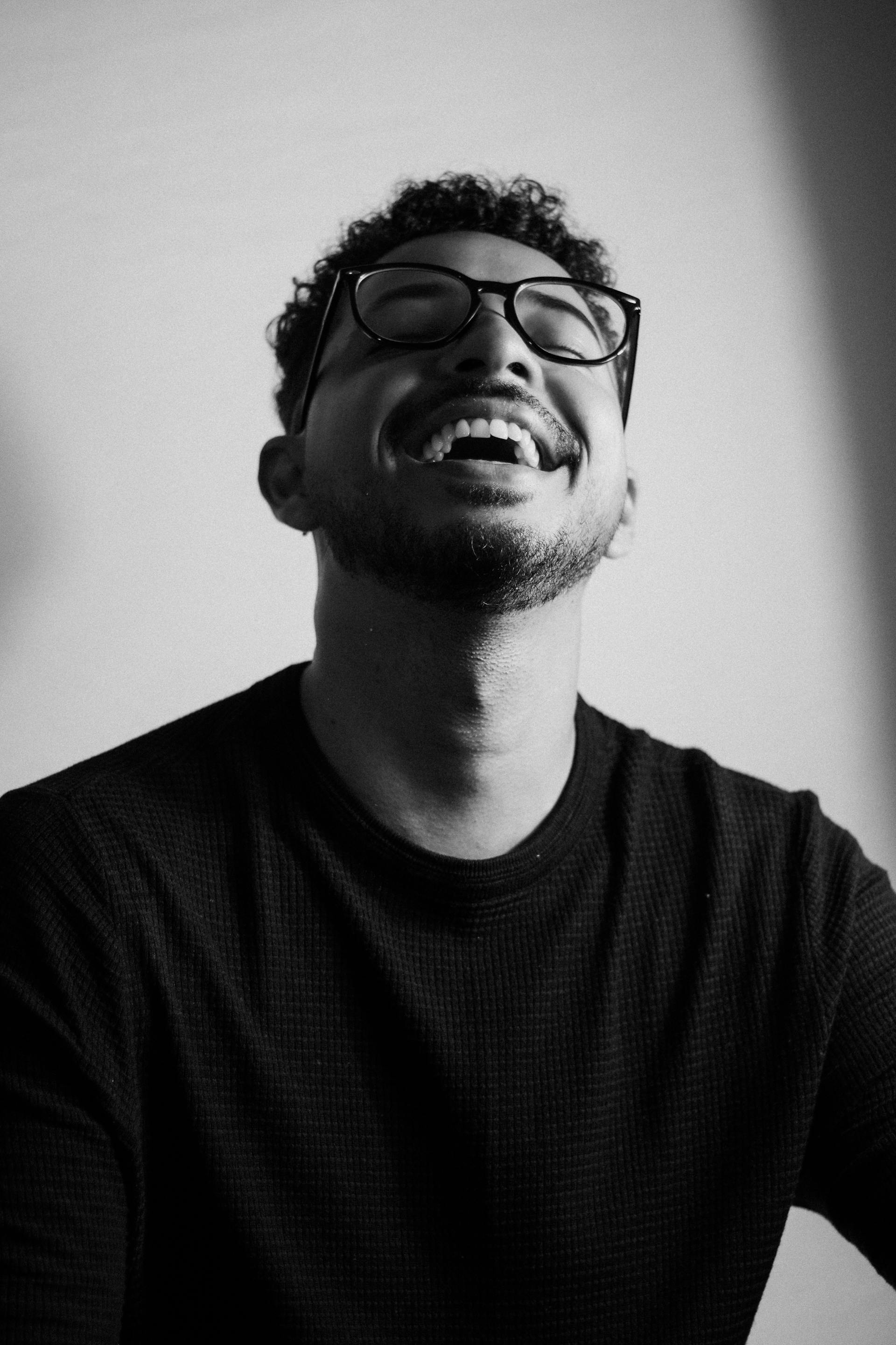 Ein lachender Mann | Quelle: Pexels