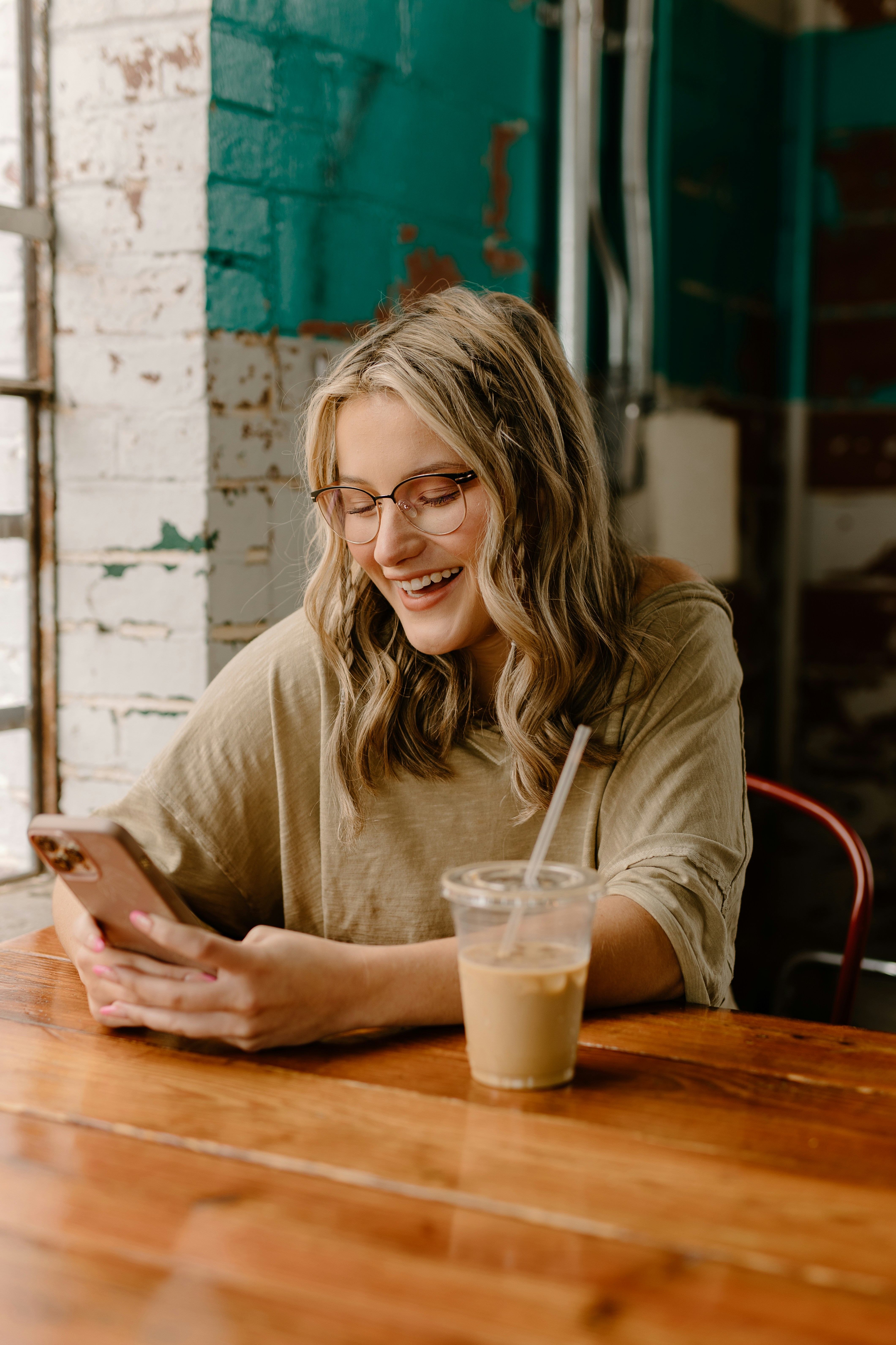 Eine lachende Frau | Quelle: Unsplash