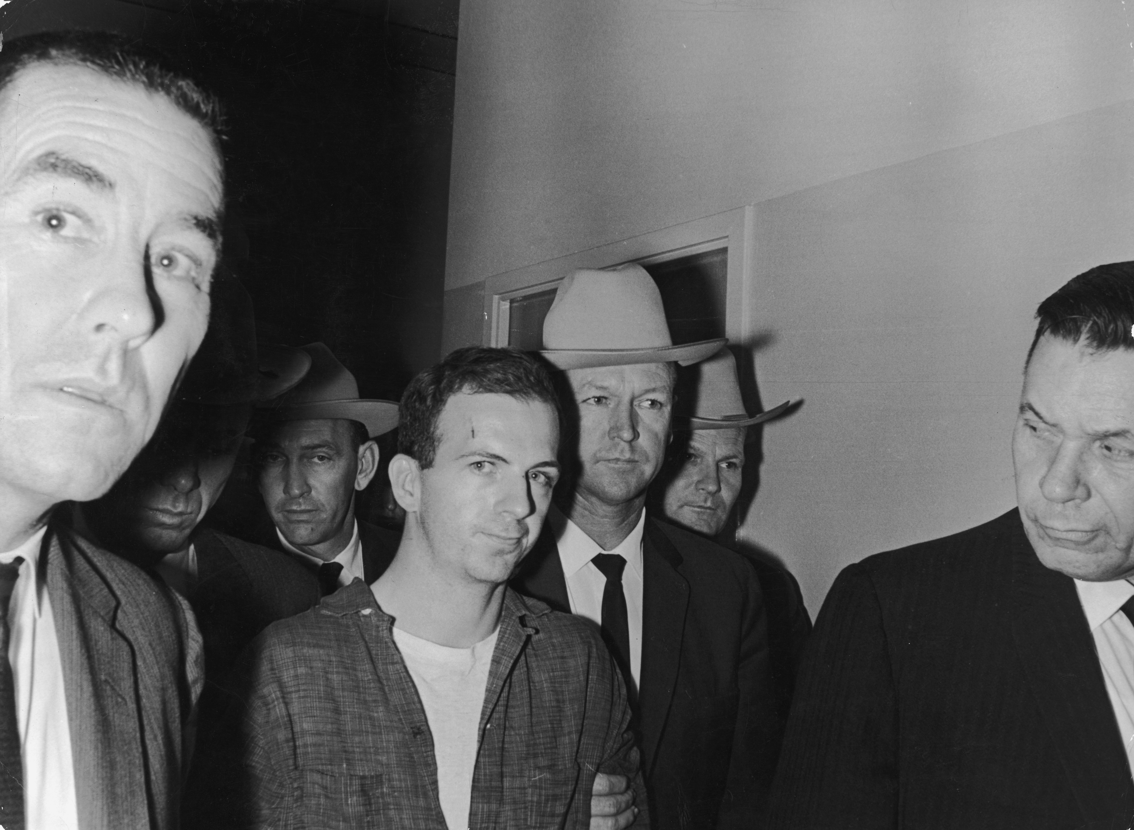 Lee Harvey Oswald wird von der Polizei in Gewahrsam genommen, nachdem er am 22. November 1963 in Dallas, Texas, den ehemaligen Präsidenten John F. Kennedy erschossen haben soll. | Quelle: Getty Images