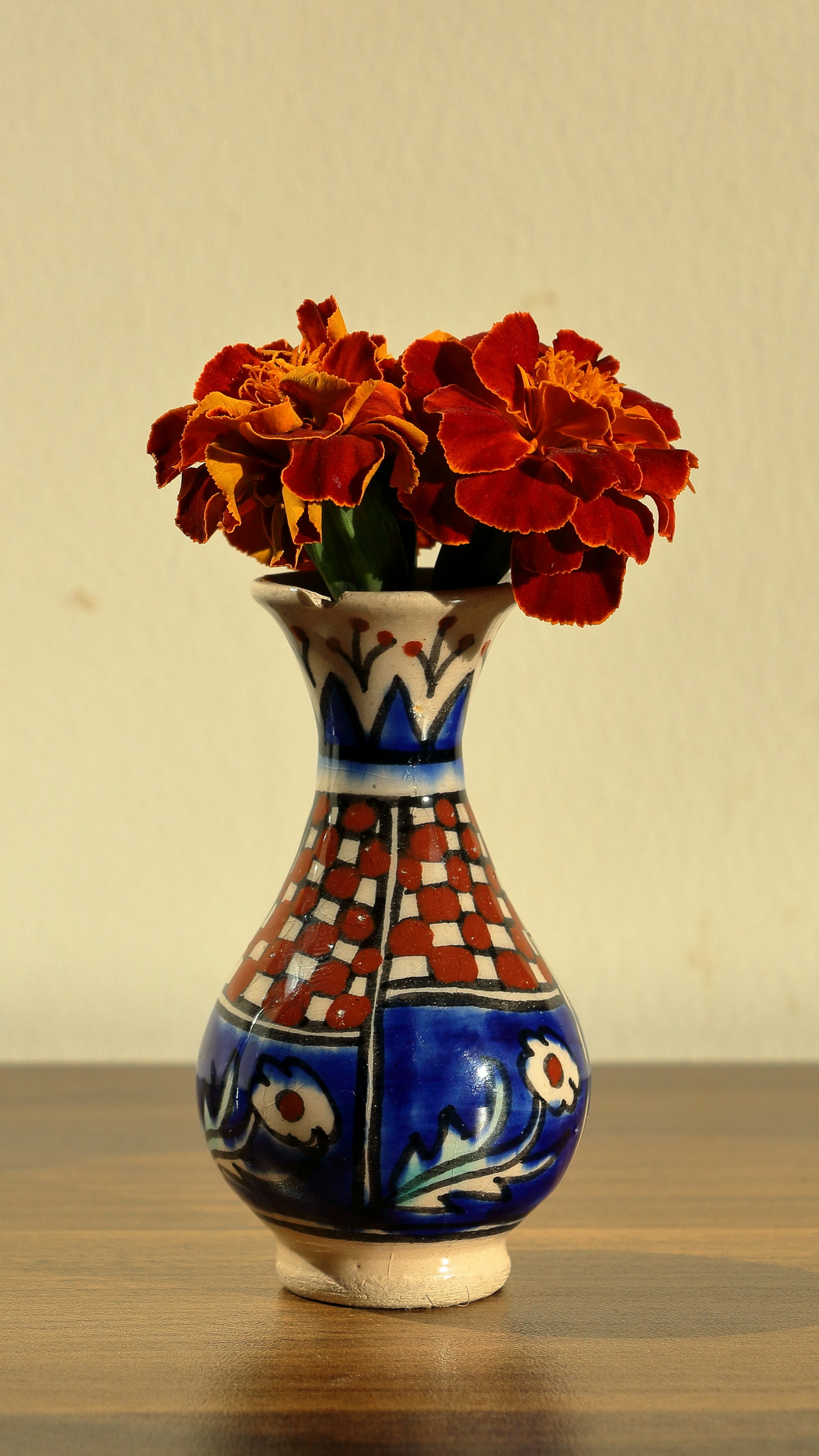 Eine Keramikvase mit Blumen auf dem Tisch | Quelle: Unsplash