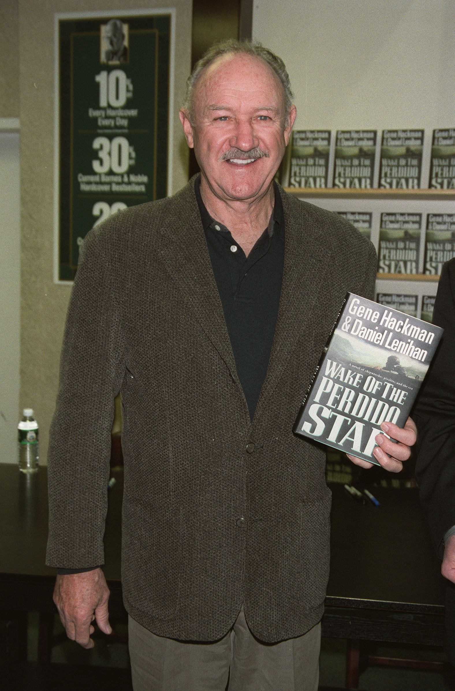 Gene Hackman präsentiert sein Buch "Wake of the Perdido" in einem Barnes & Noble in New York am 4. November 1999 | Quelle: Getty Images