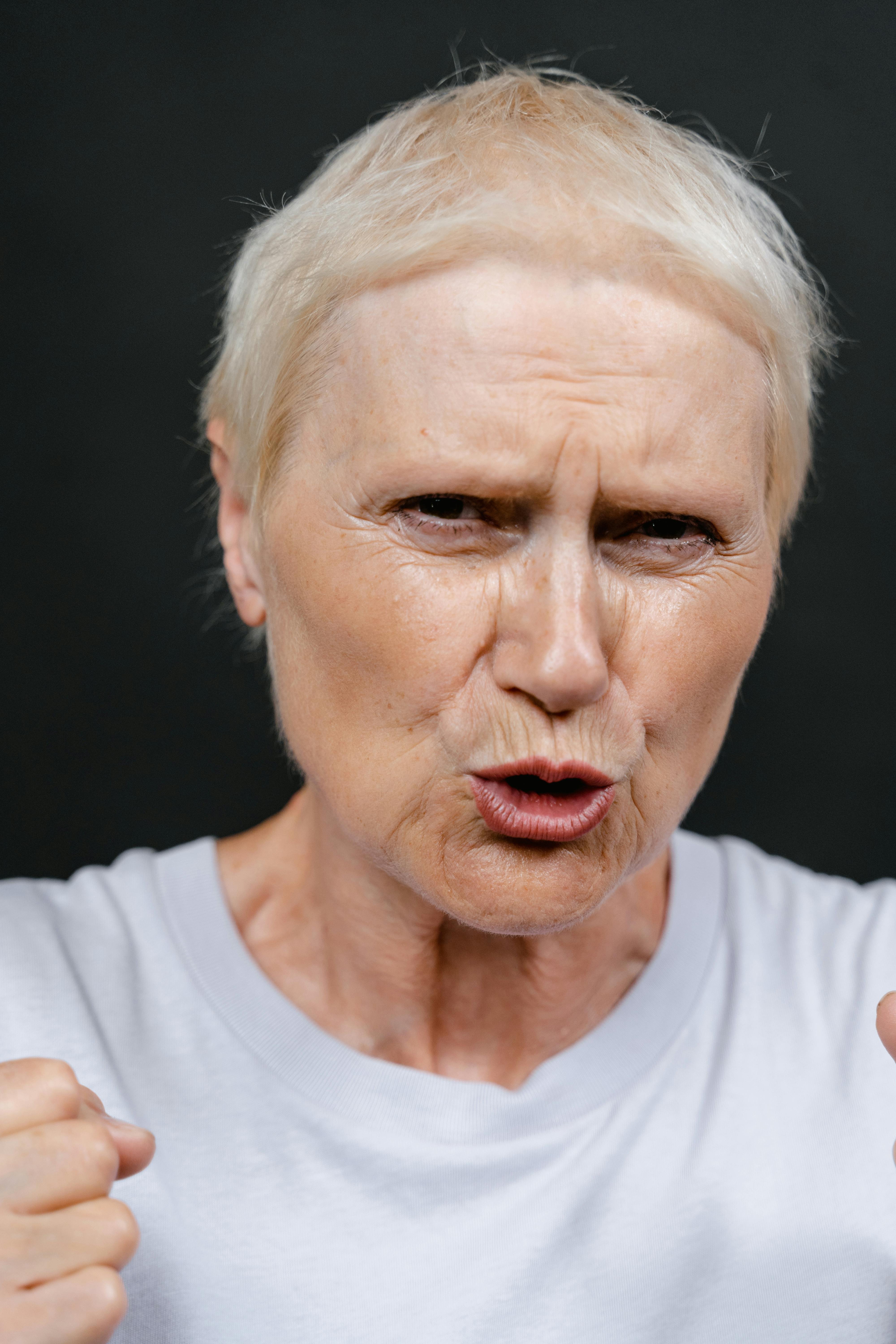 Eine verärgerte ältere Frau beschwert sich | Quelle: Pexels
