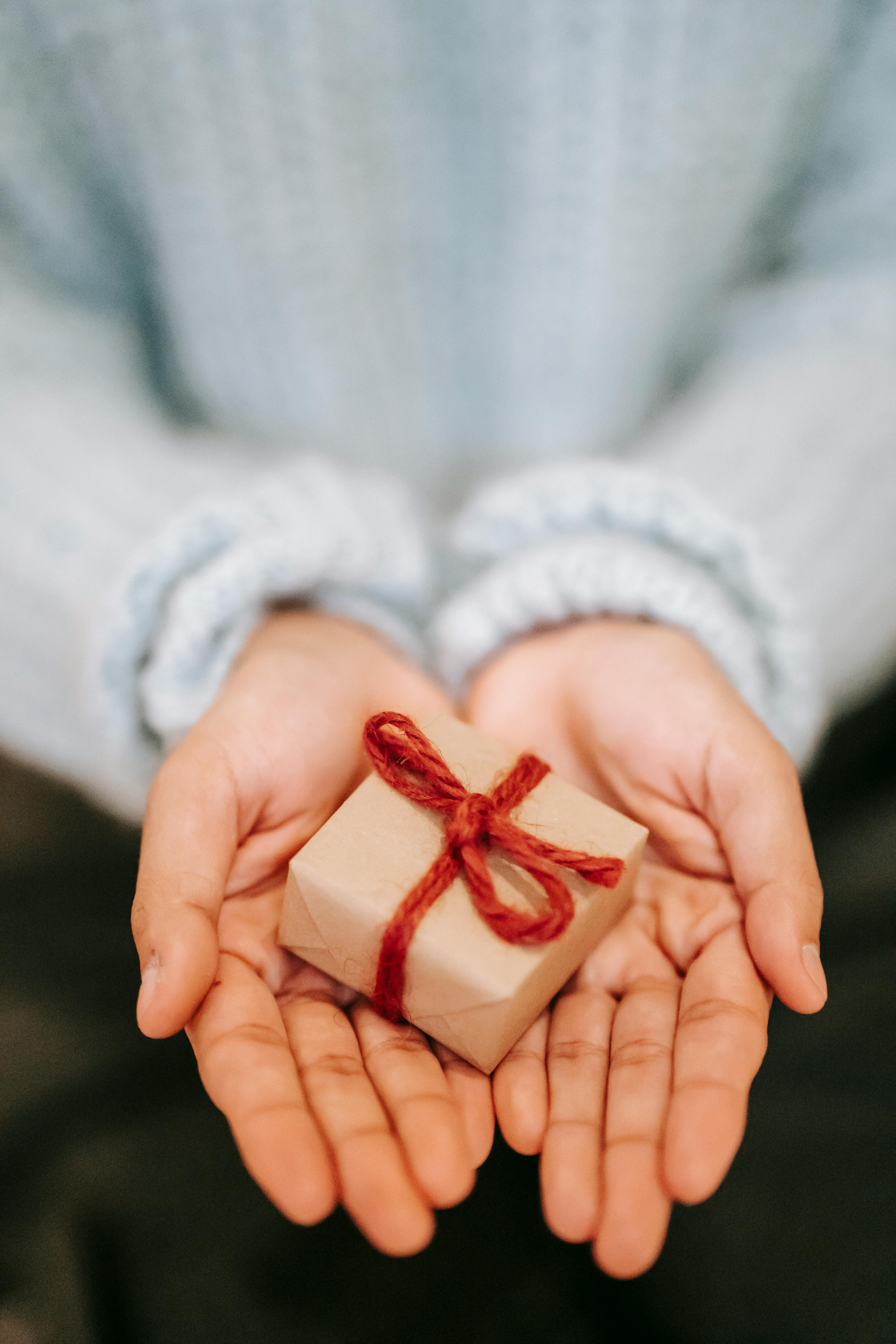 Eine Frau hält eine kleine verpackte Schachtel | Quelle: Pexels