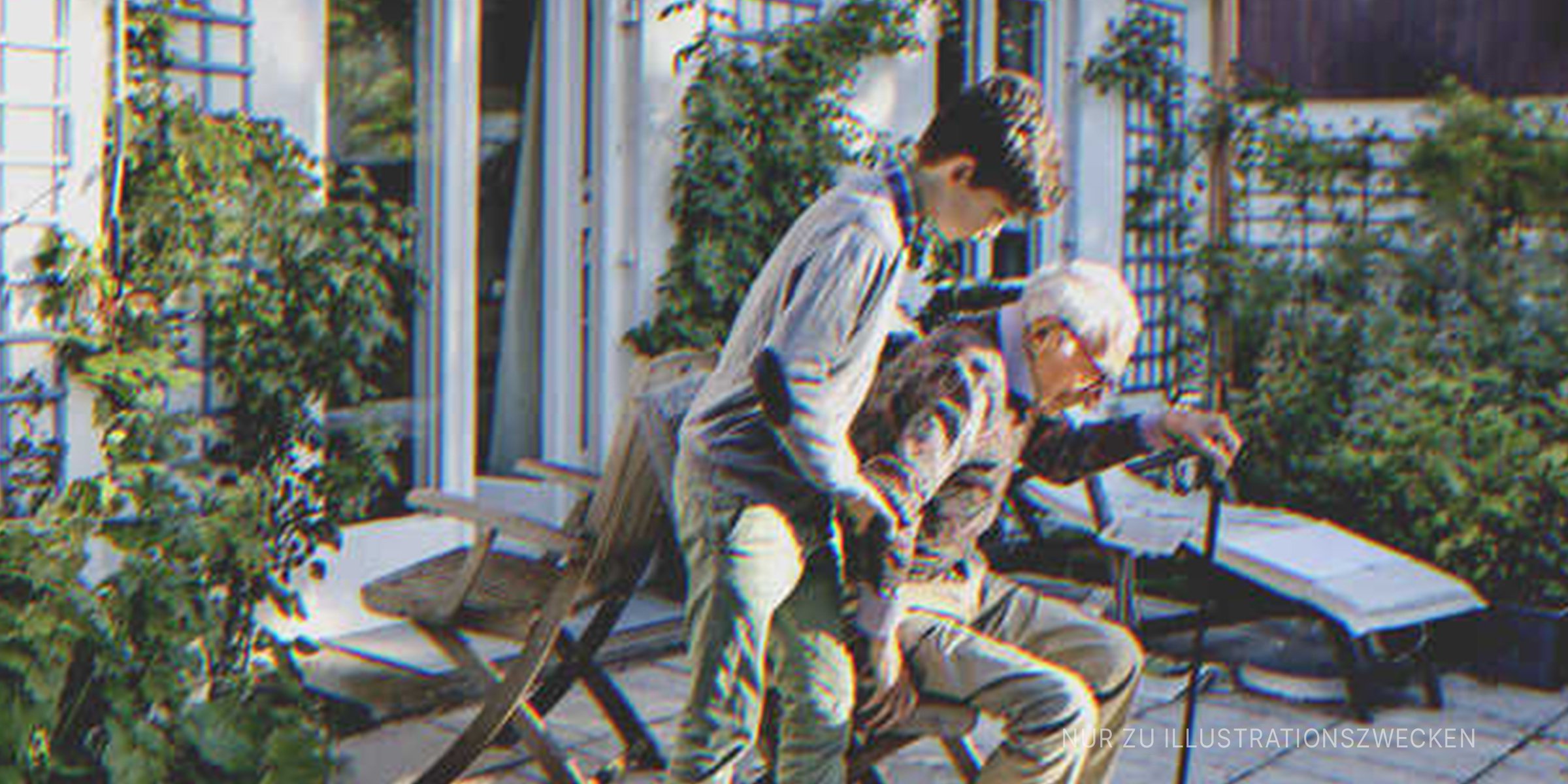 Junge hilft einem älteren Mann | Quelle: Getty Images