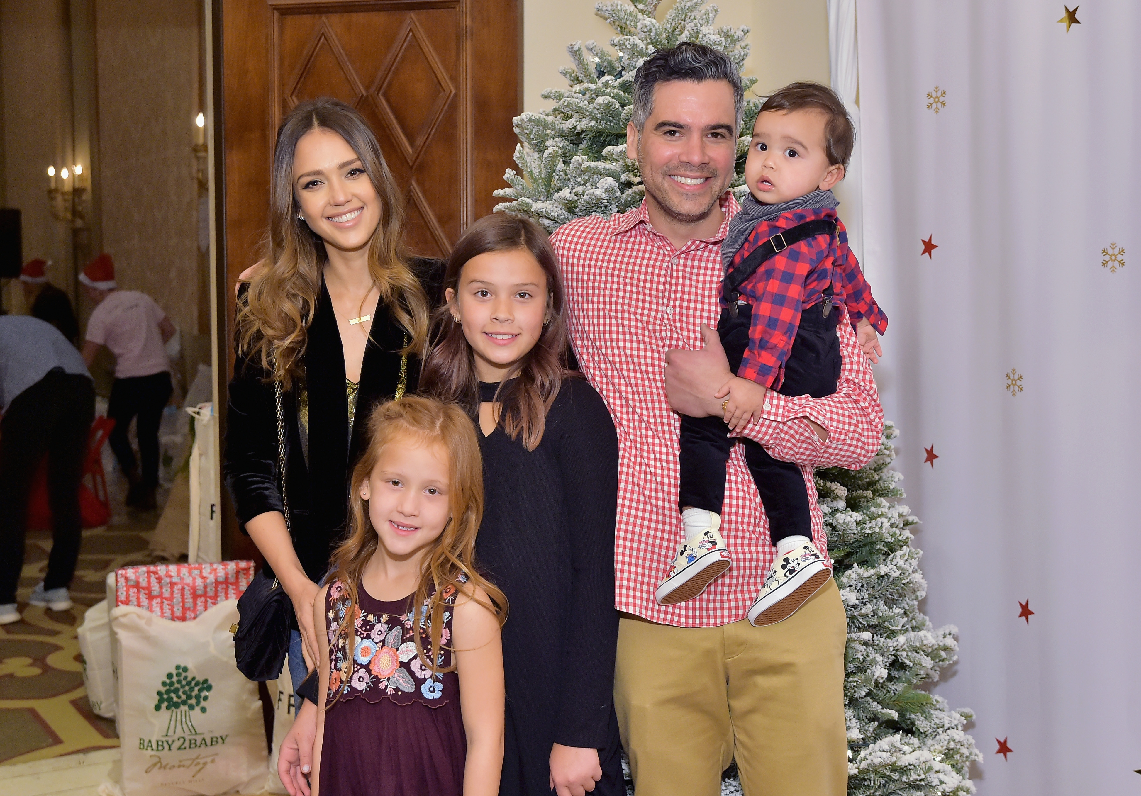 Jessica Alba und Cash Warren besuchen mit ihren Kindern Haven, Honor und Hayes die Baby2Baby Holiday Party am 16. Dezember 2018 | Quelle: Getty Images