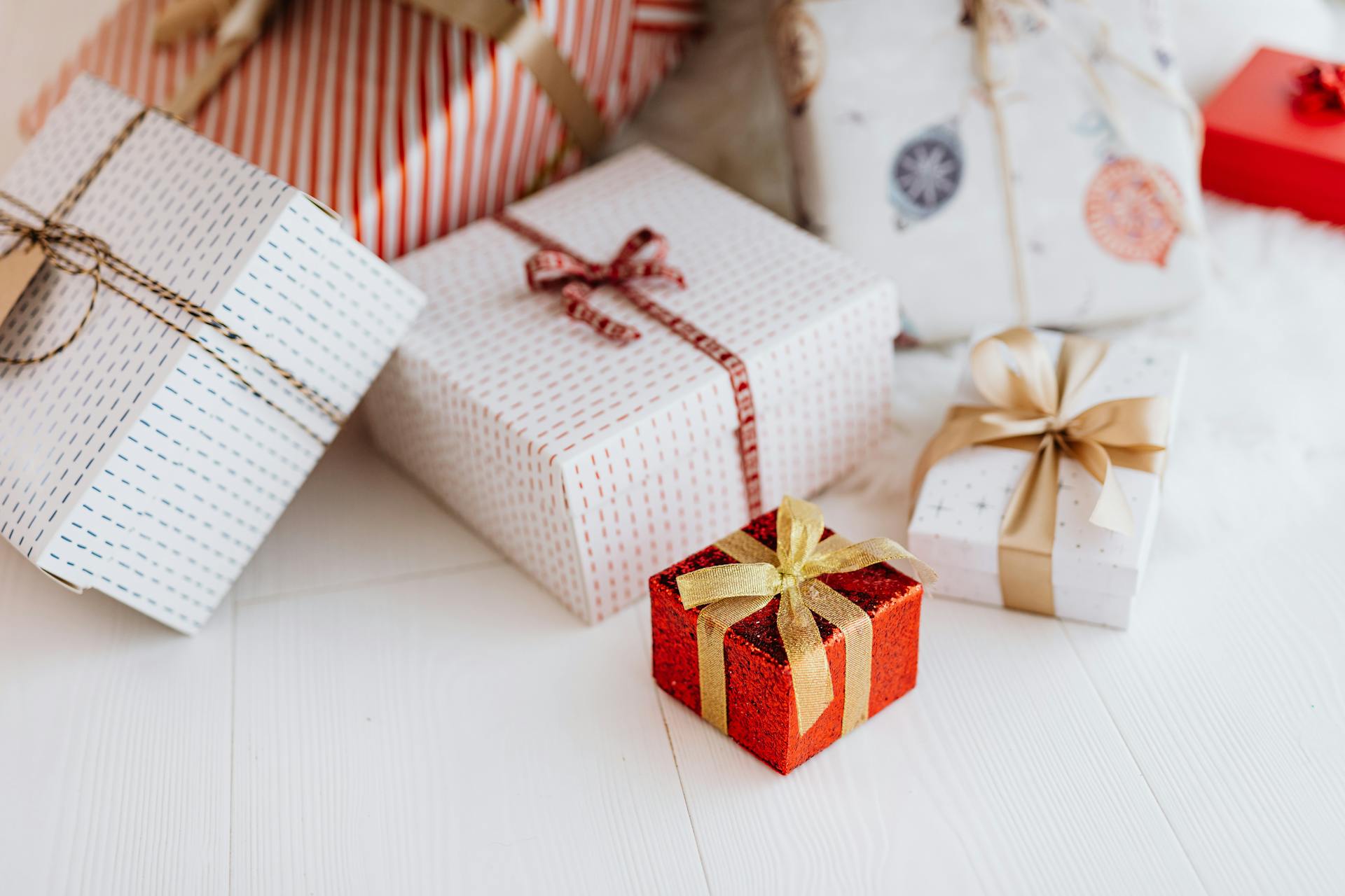 Presentes debaixo da árvore de Natal | Fonte: Pexels