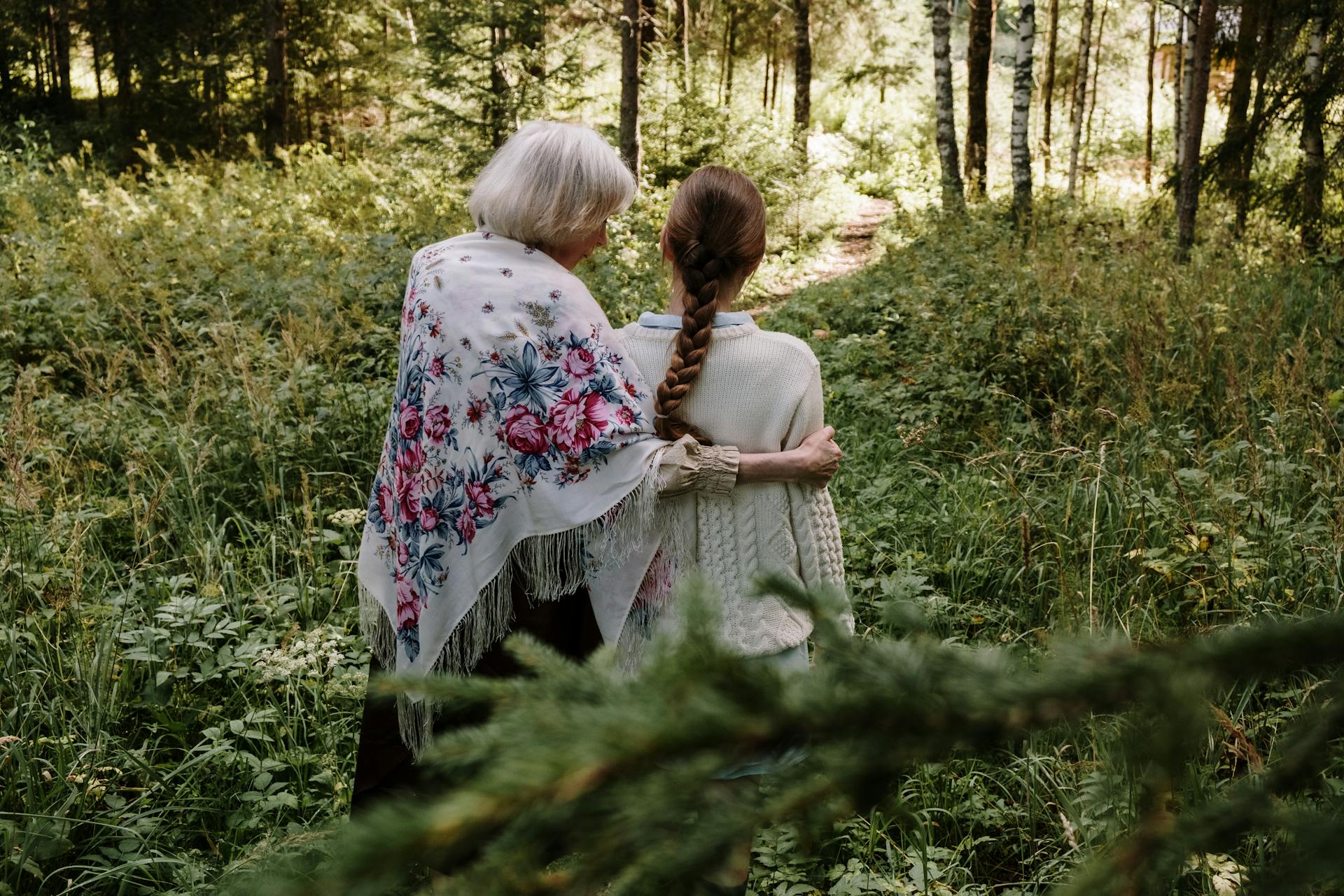 Ein Mädchen im Teenageralter und ihre Großmutter beim Spaziergang im Freien | Quelle: Pexels