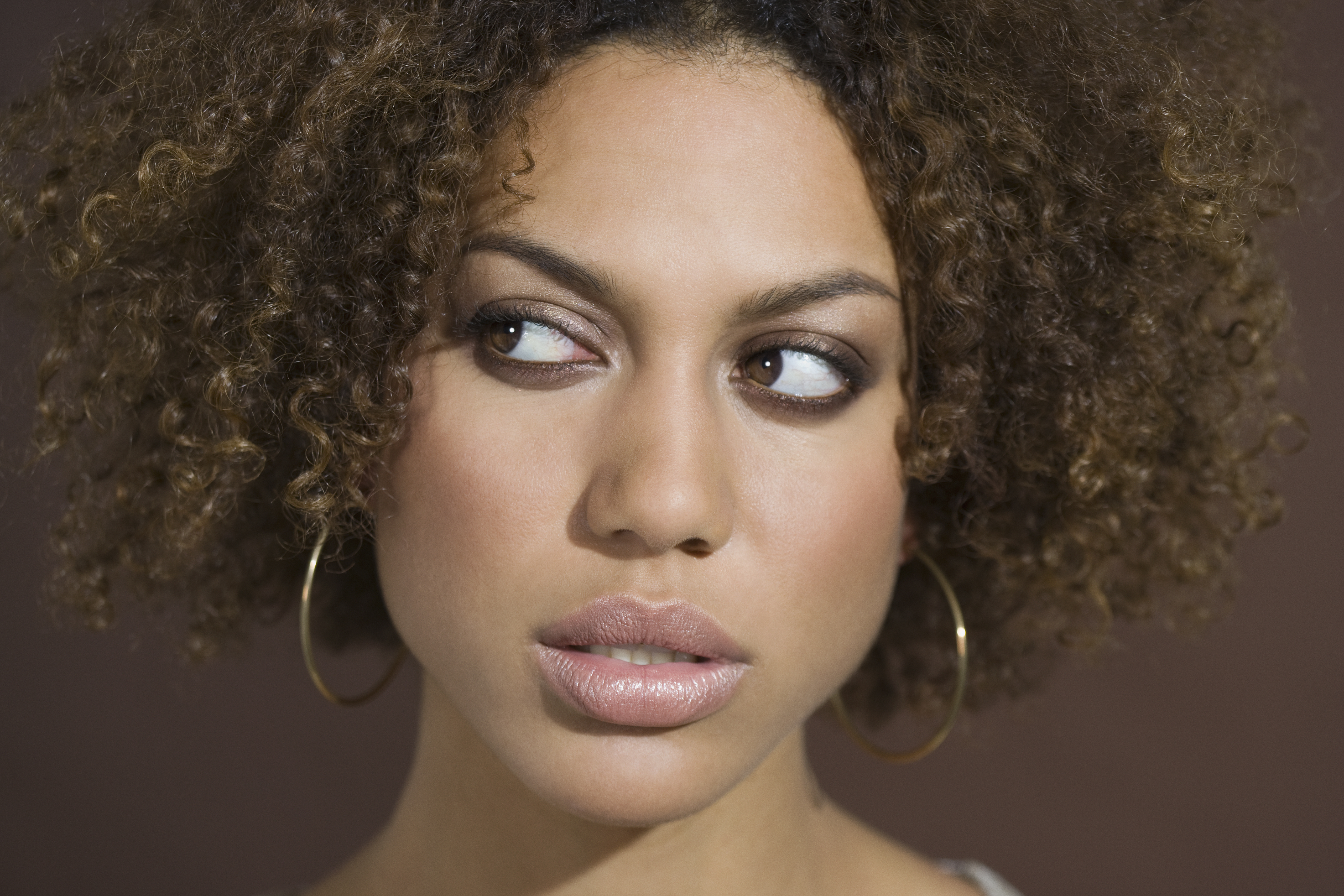 Mixed-Race-Frau mit Blick zur Seite | Quelle: Getty Images