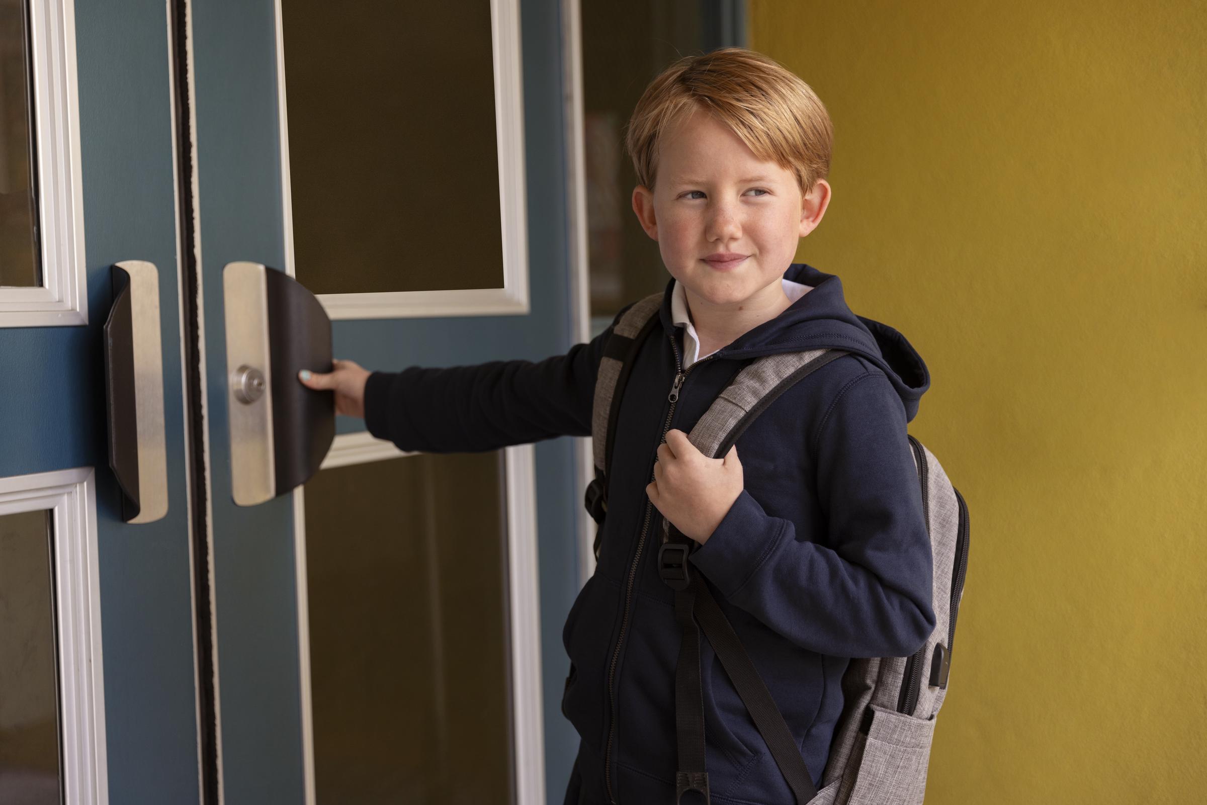Ein Kind auf dem Weg zum ersten Schultag | Quelle: Magnific