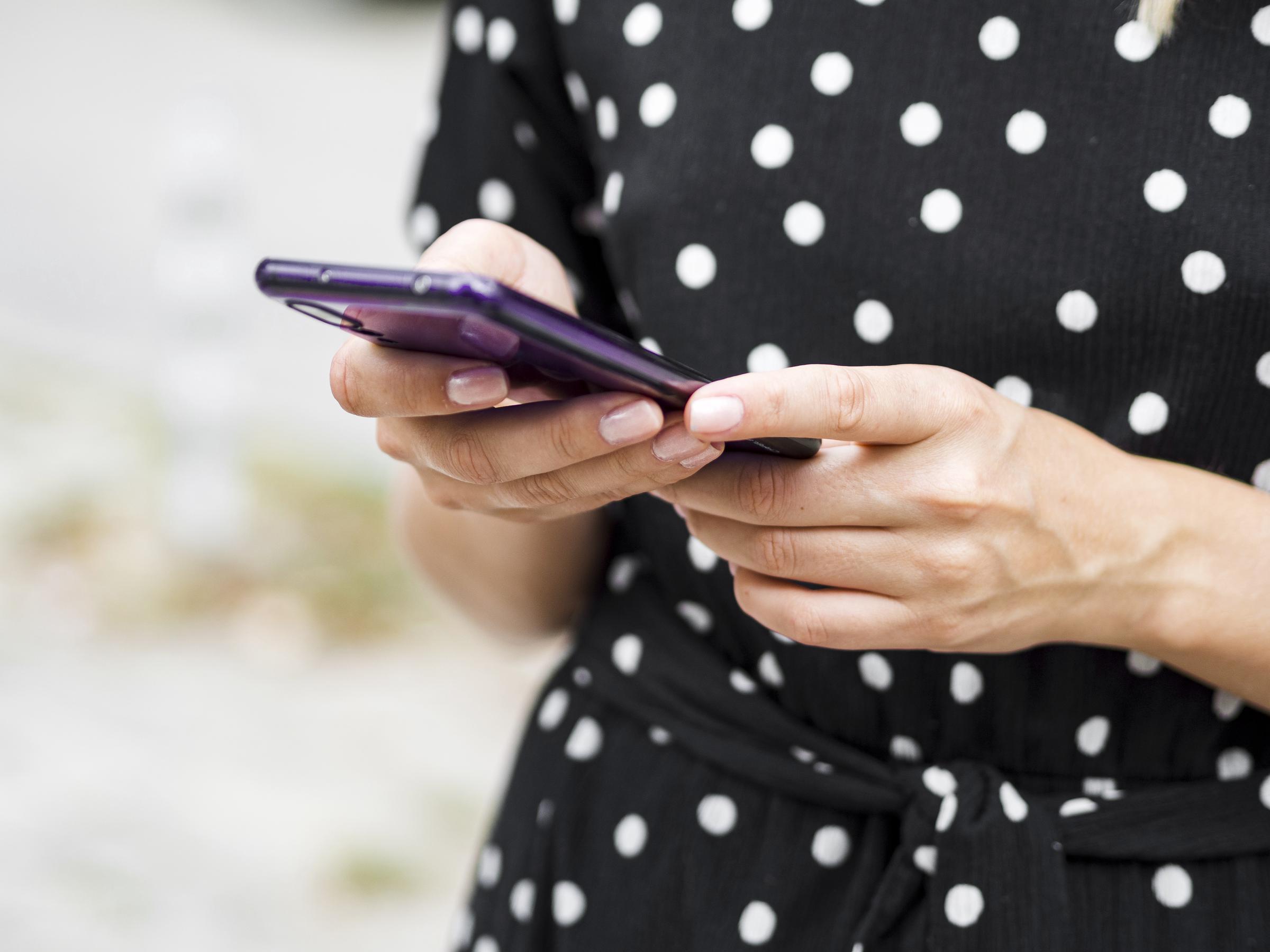 Eine Frau tippt eine Nachricht auf ihrem Telefon | Quelle: Freepik