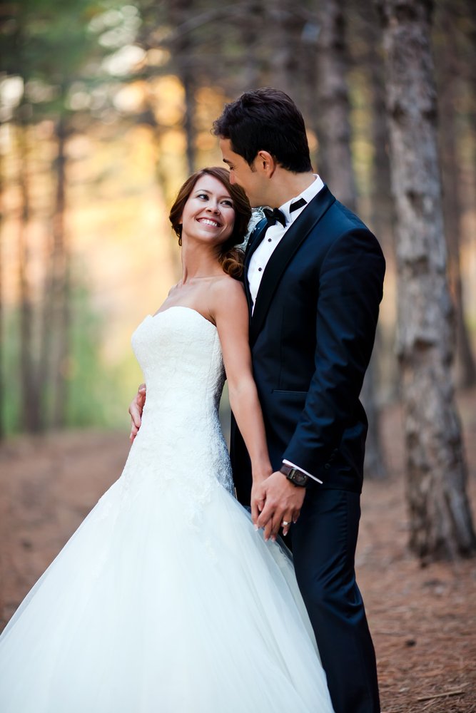 Eine glückliche Braut und Bräutigam in einem Park an ihrem Hochzeitstag. | Quelle: Getty Images