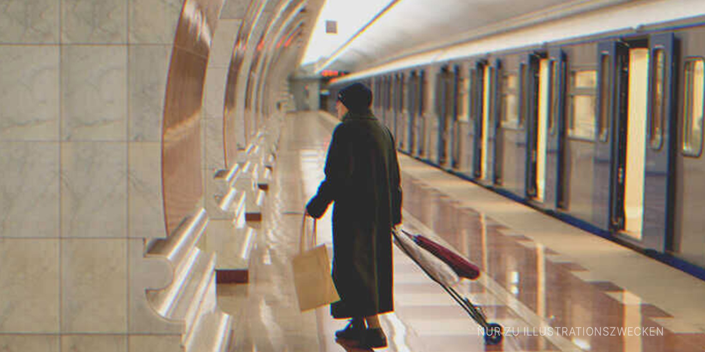 Einsame alte Dame in der U-Bahn. | Quelle: Shutterstock