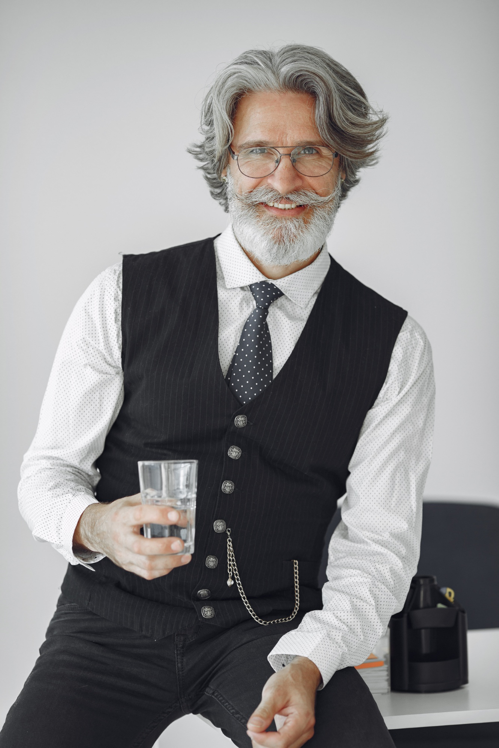 Ein erfreuter älterer Mann | Quelle: Freepik