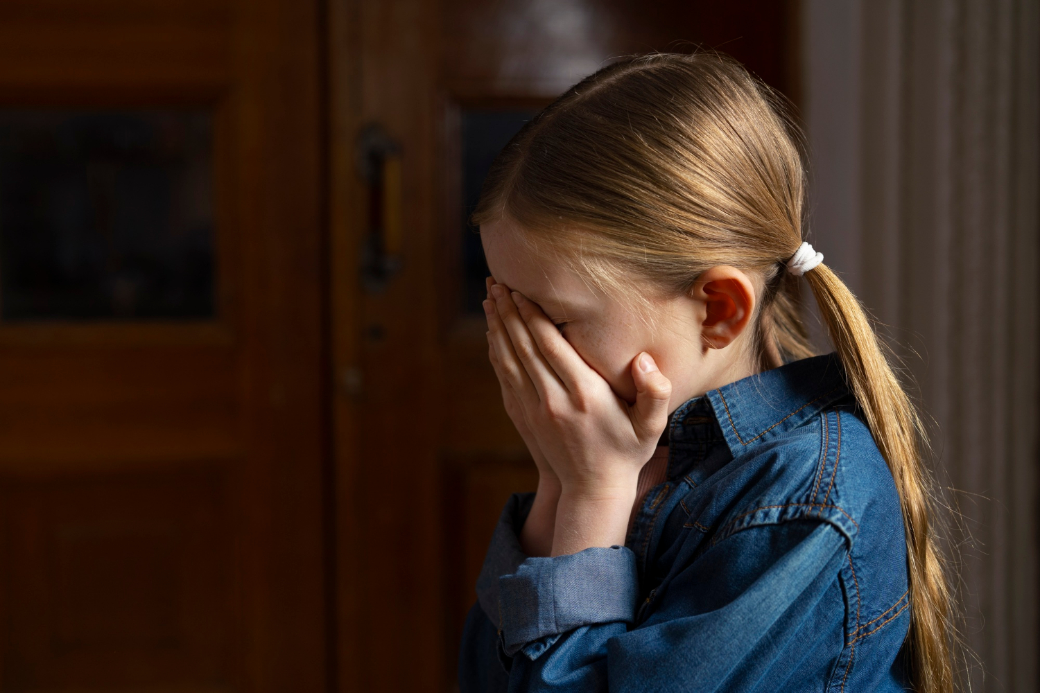 Ein kleines Mädchen mit gebrochenem Herzen weint | Quelle: Freepik