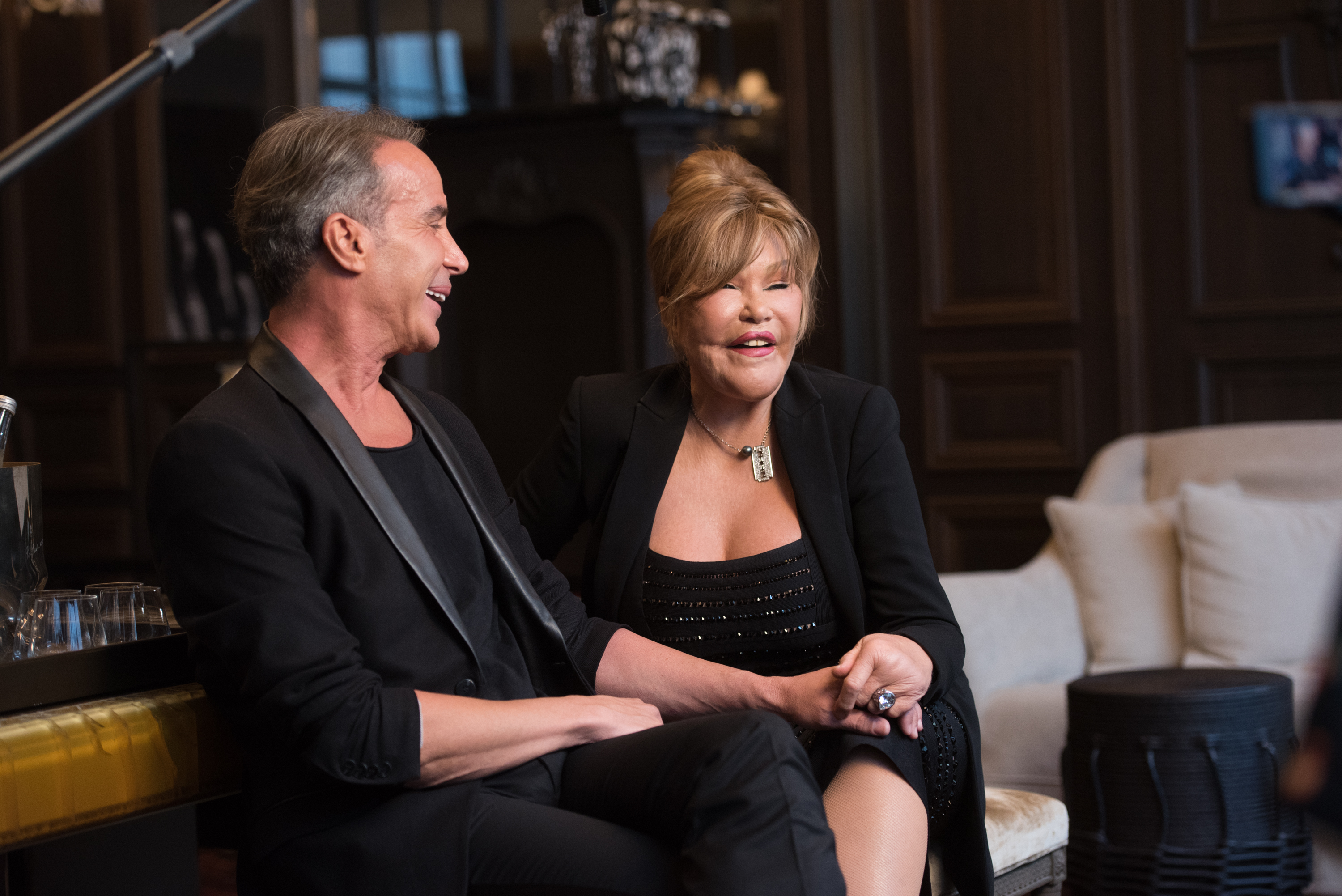 Lloyd Klein und Jocelyn Wildenstein besprechen ihre Verlobung im Baccarat Hotel in New York City, am 5. August 2017. | Quelle: Getty Images