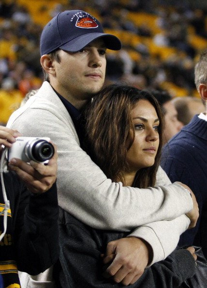 Mila Kunis und Ashton Kutcher, Spiel Chicago Bears v Pittsbugh Steelers, Pittsburgh, 2013 | Quelle: Getty Images