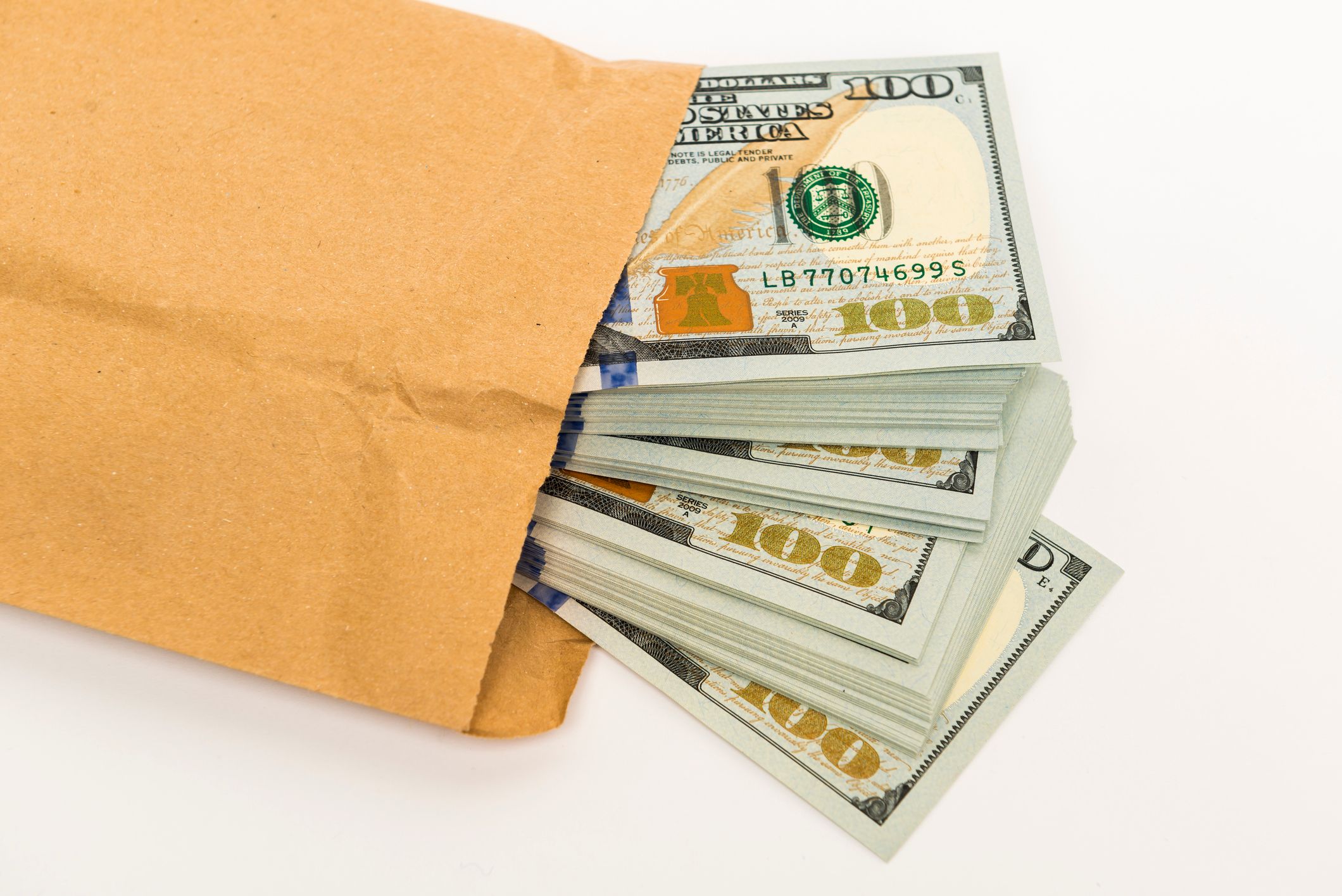 Ein Umschlag mit mehreren 100-Dollar-Scheinen. | Quelle: Getty Images