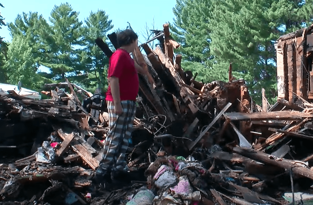 Ein Familienhaus wird durch ein Feuer zerstört und ein Teenager geht durch die Trümmer | Quelle: Youtube/WCCO – CBS Minnesota