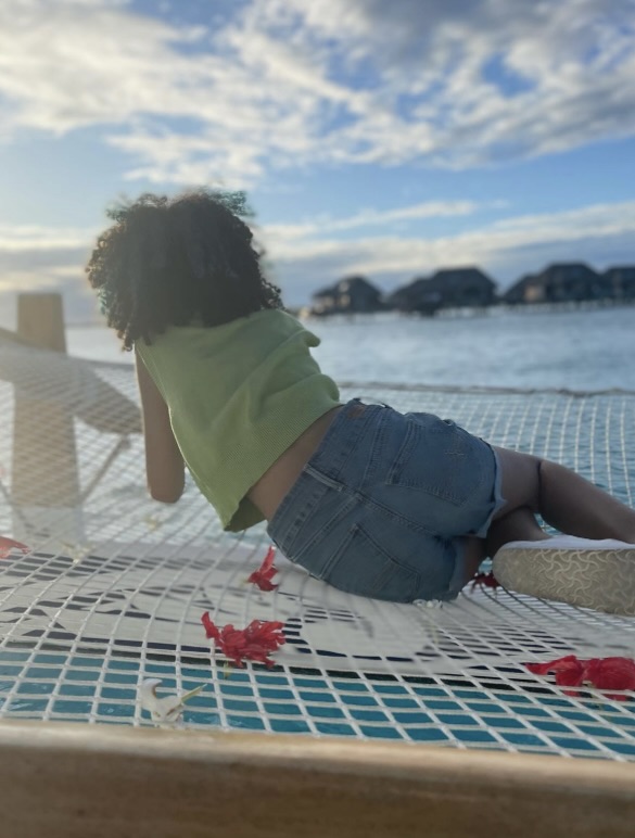Halle Berry hat dieses seltene Foto von Nahla zu ihrem 14. Geburtstag geteilt und ihre Tochter liebevoll als ihren „Erdenengel“ bezeichnet, wobei sie ihr Gesicht verborgen hielt. | Quelle: Instagram via @halleberry