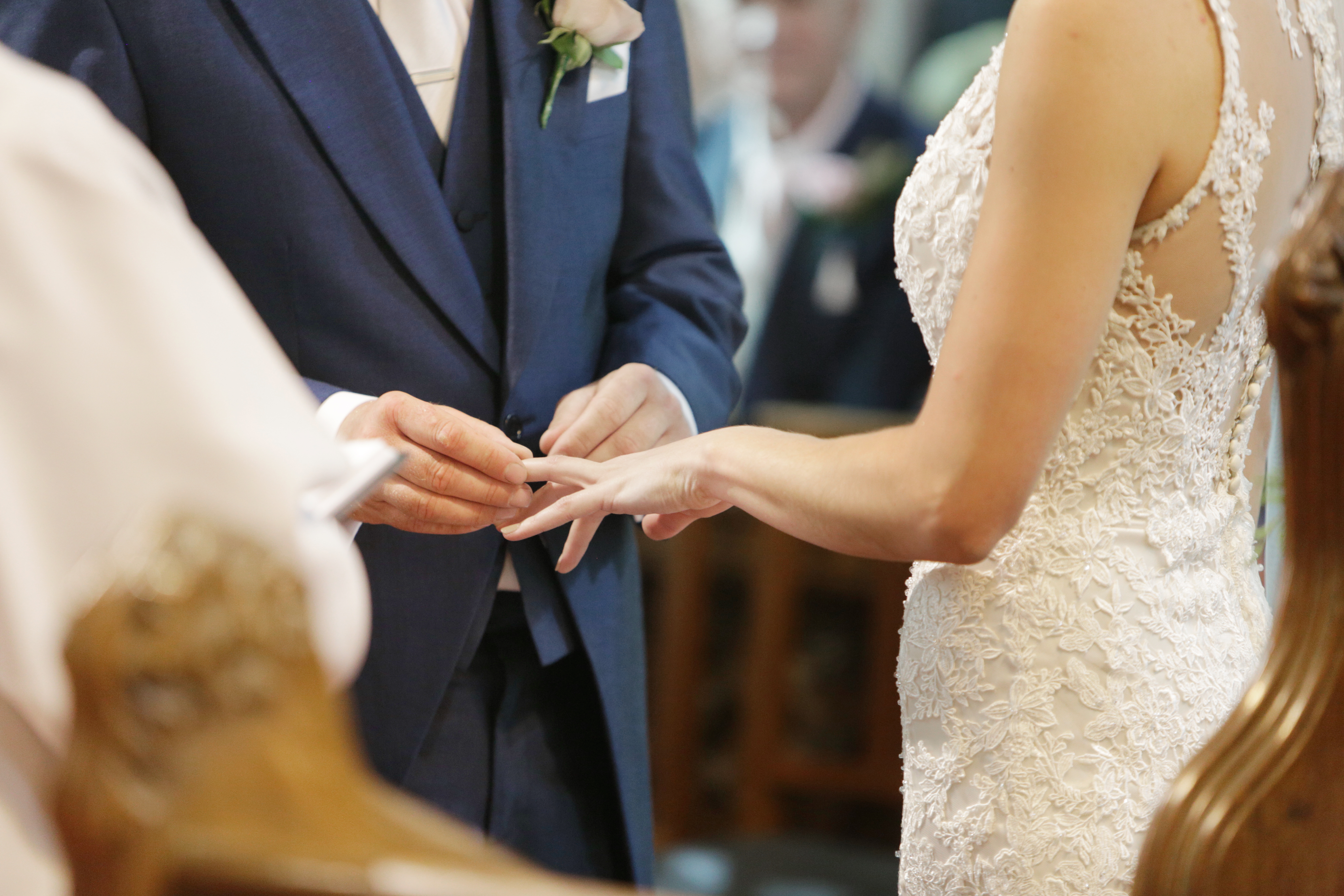 Ein Paar heiratet in der Kirche | Quelle: Getty Images