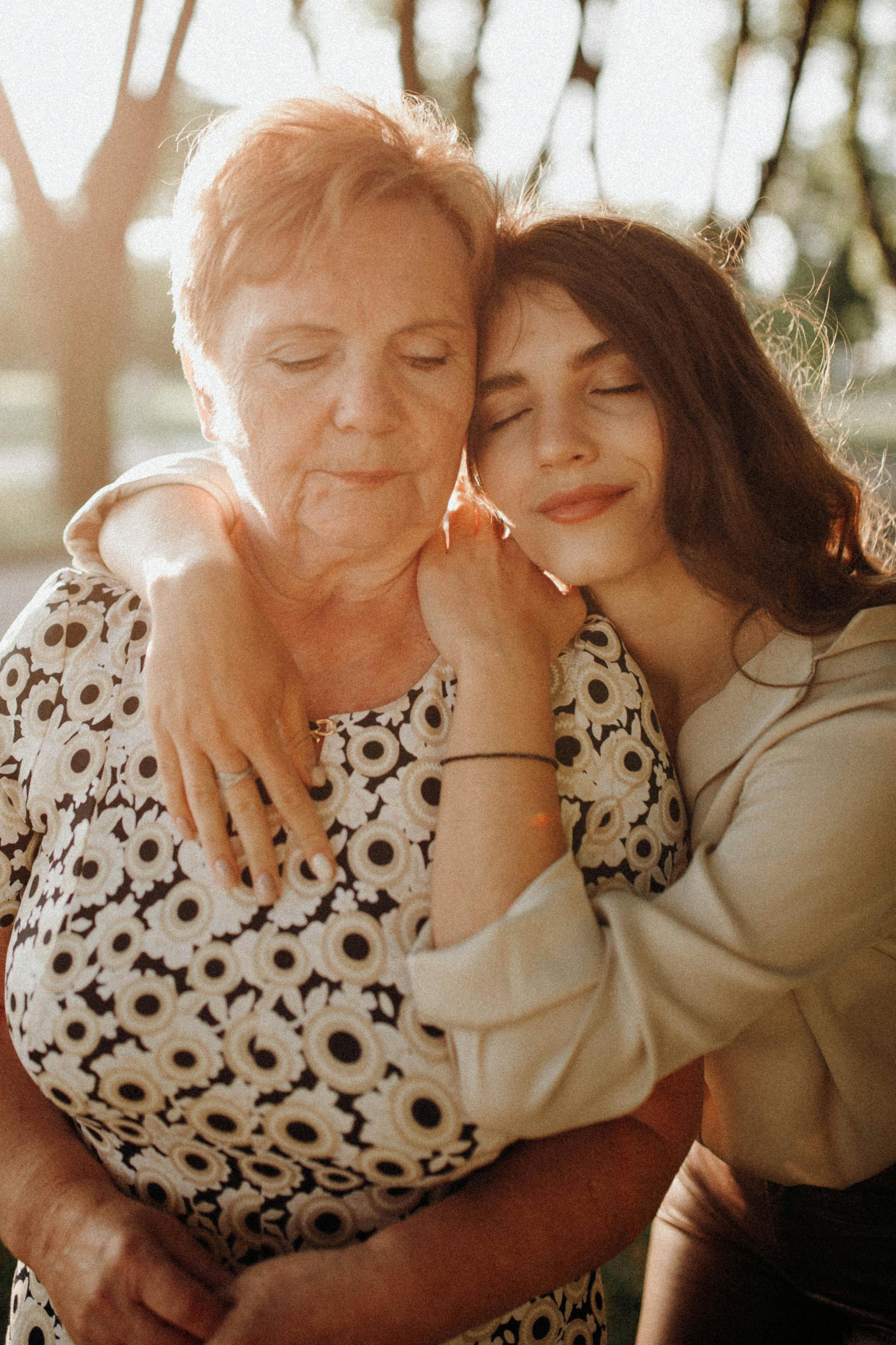 Eine Tochter mit ihren Armen um ihre Mutter | Quelle: Pexels