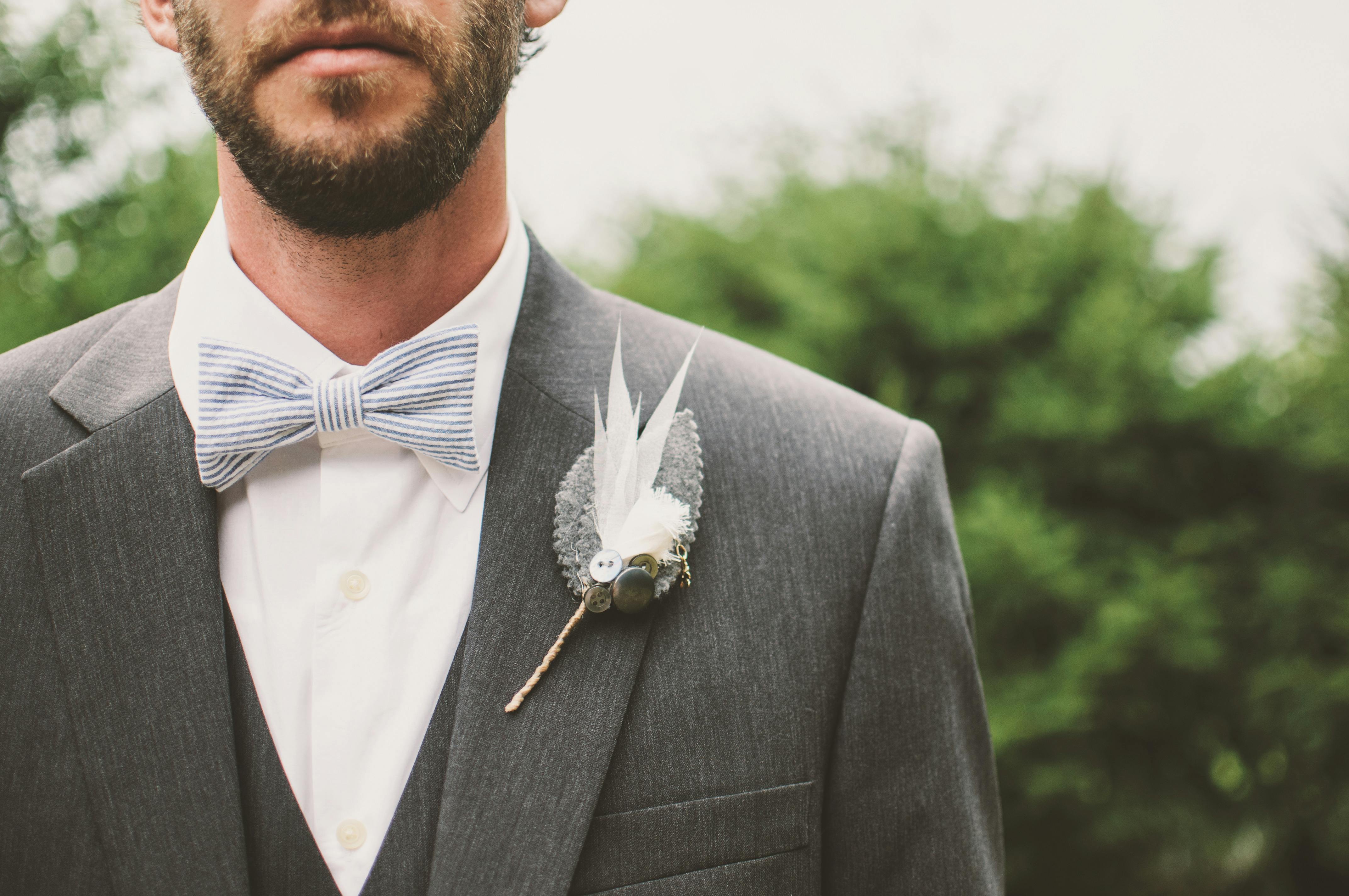 Der Bräutigam trägt einen grau-weißen Smoking | Quelle: Pexels