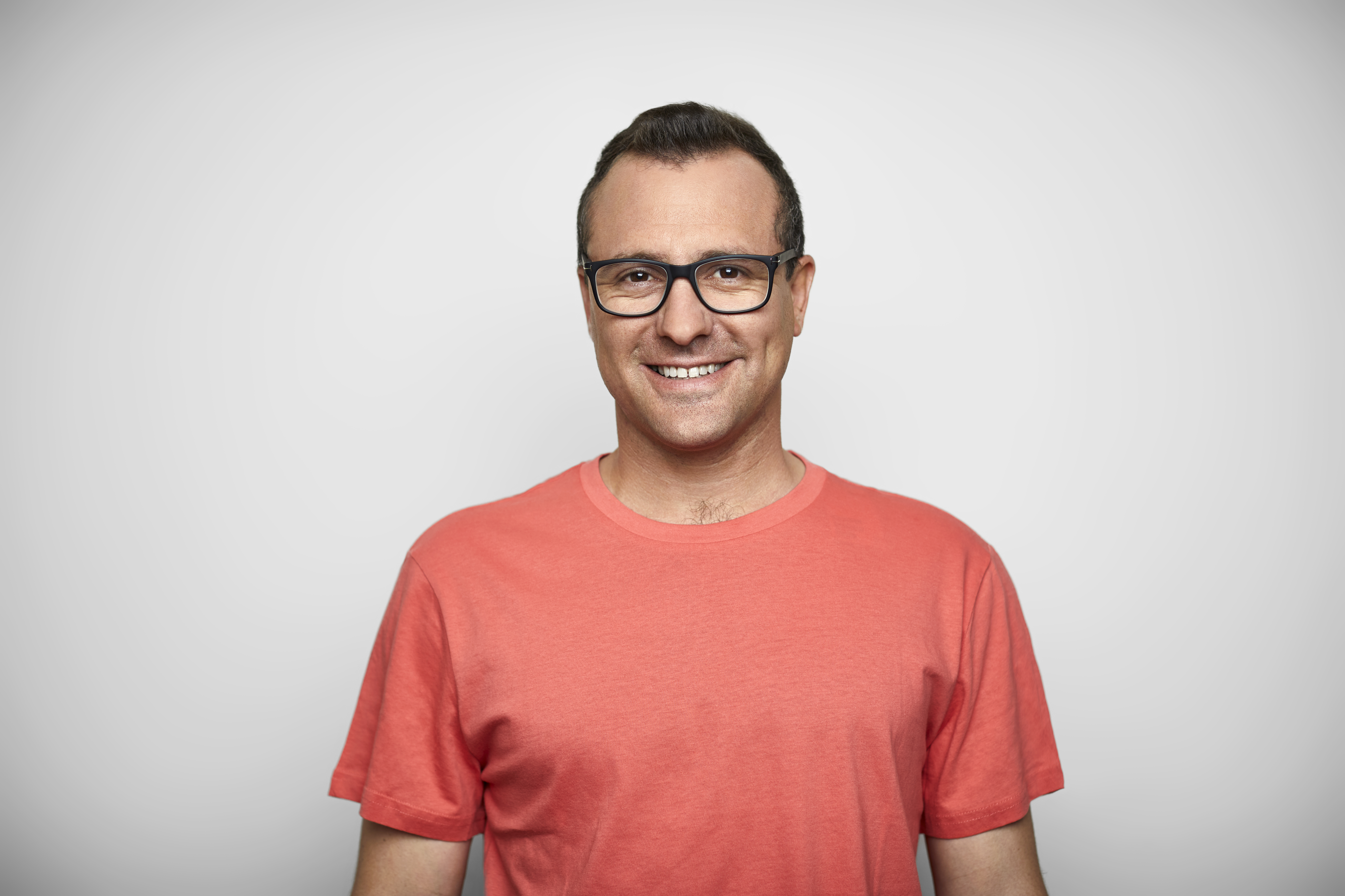 Ein Mann in einem T-Shirt und mit Brille | Quelle: Getty Images