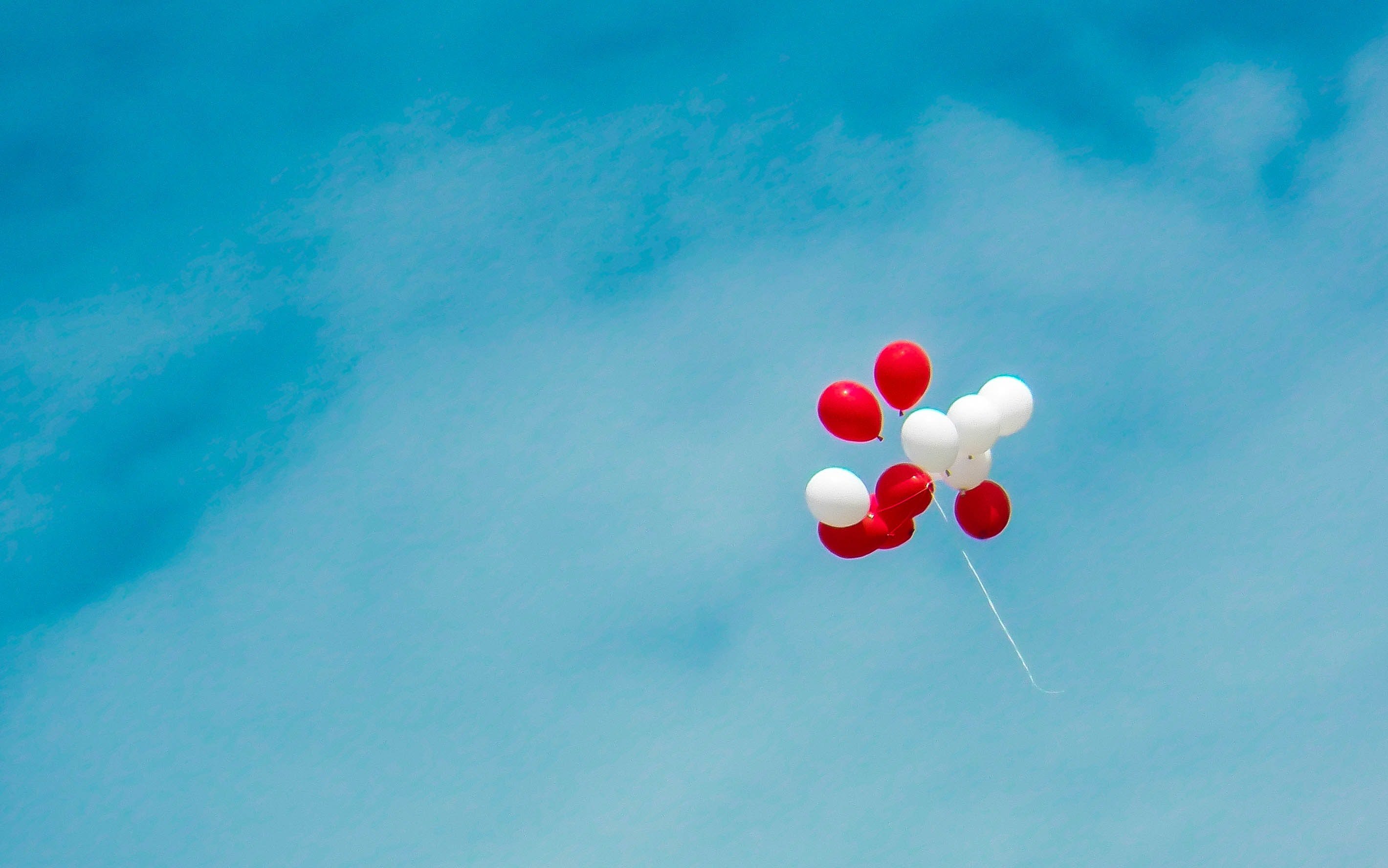 Rote und weiße Ballons am Himmel. | Quelle: Pexels
