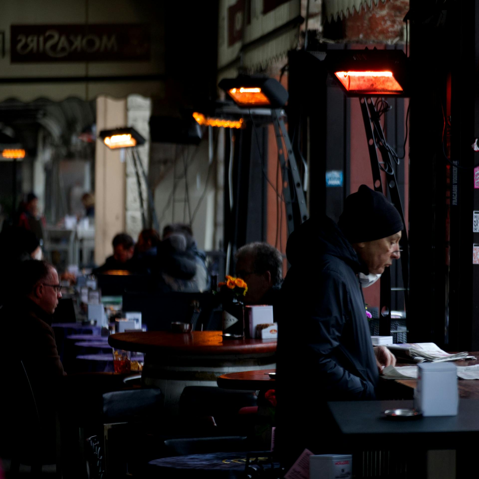 Menschen in einem Coffee Shop | Quelle: Midjourney