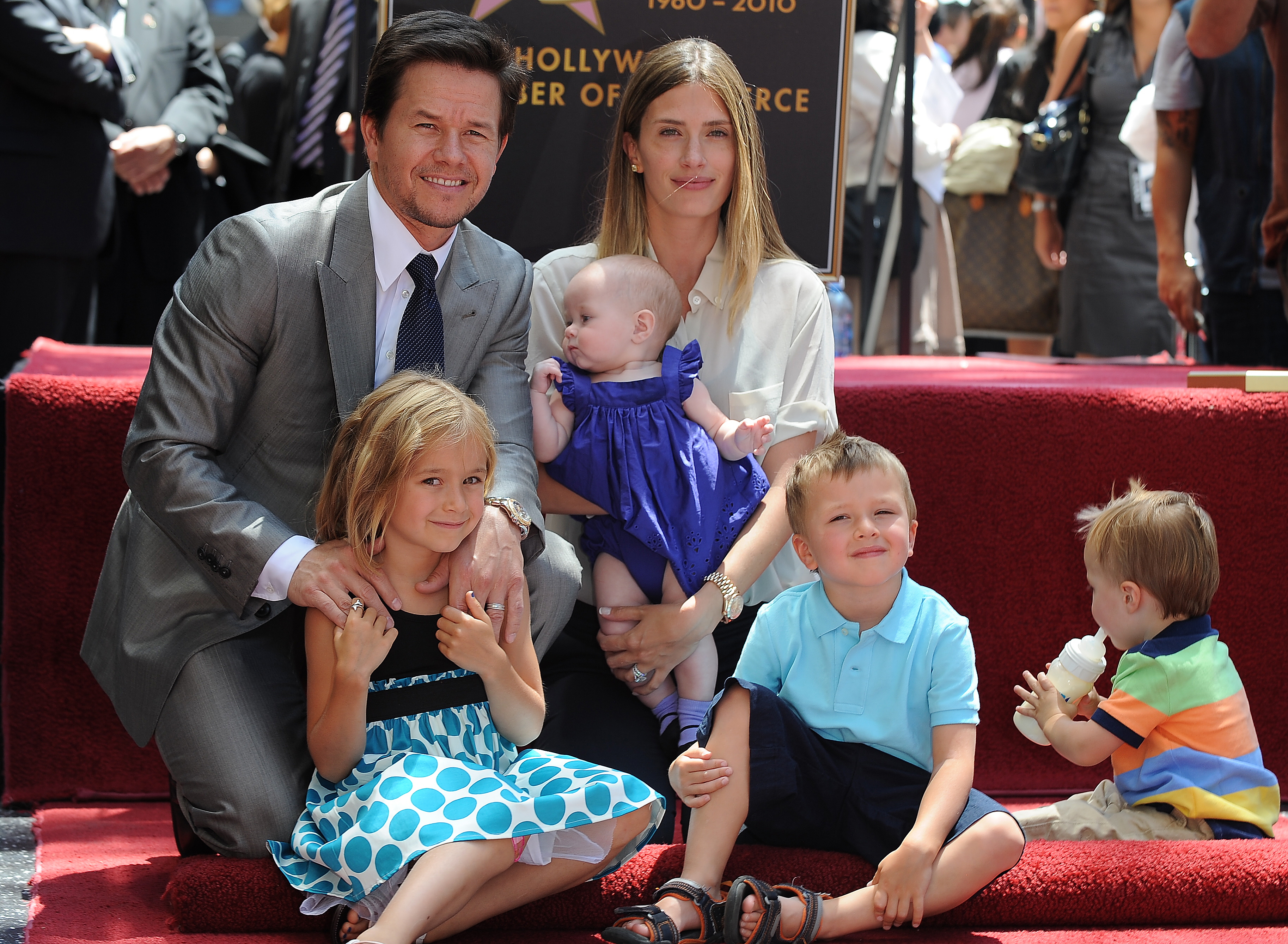 Mark Wahlberg nimmt zusammen mit seiner Frau Rhea Durham und seinen Kindern Ella, Michael, Brendan und Grace stolz an Wahlbergs Sternverleihung auf dem Hollywood Walk of Fame teil, ein denkwürdiger Moment am 29. Juli 2010 in Hollywood, Kalifornien | Quelle: Getty Images