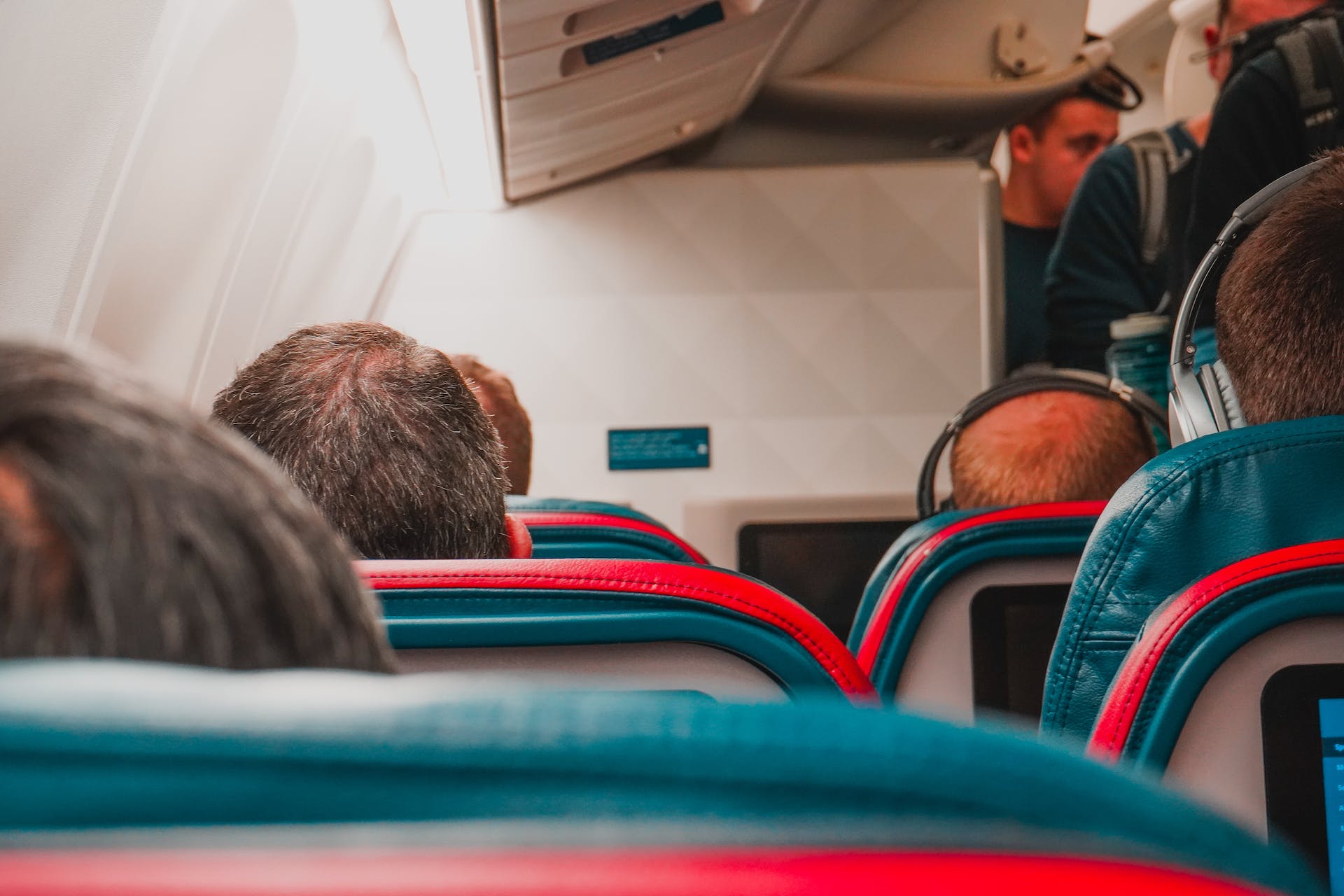 Menschen, die in einem Flugzeug sitzen | Quelle: Pexels