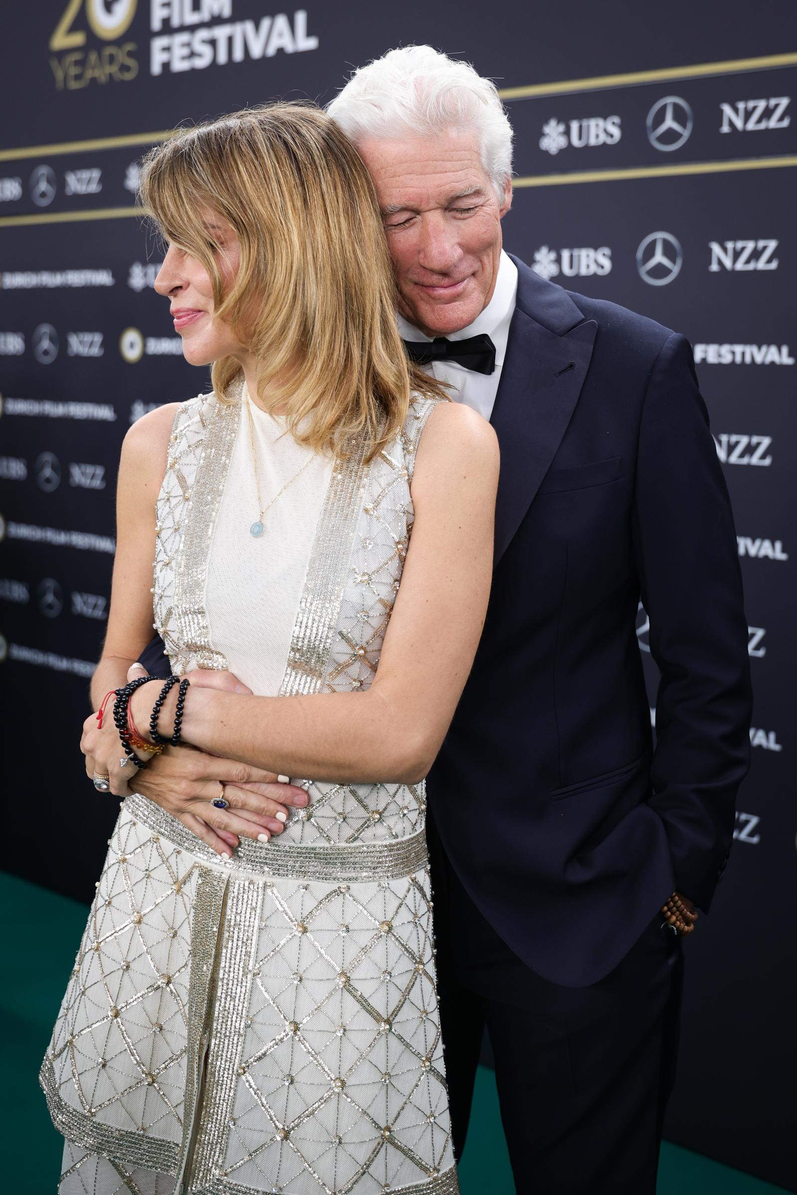 Alejandra Silva und Richard Gere am 8. Oktober 2024 | Quelle: Getty Images