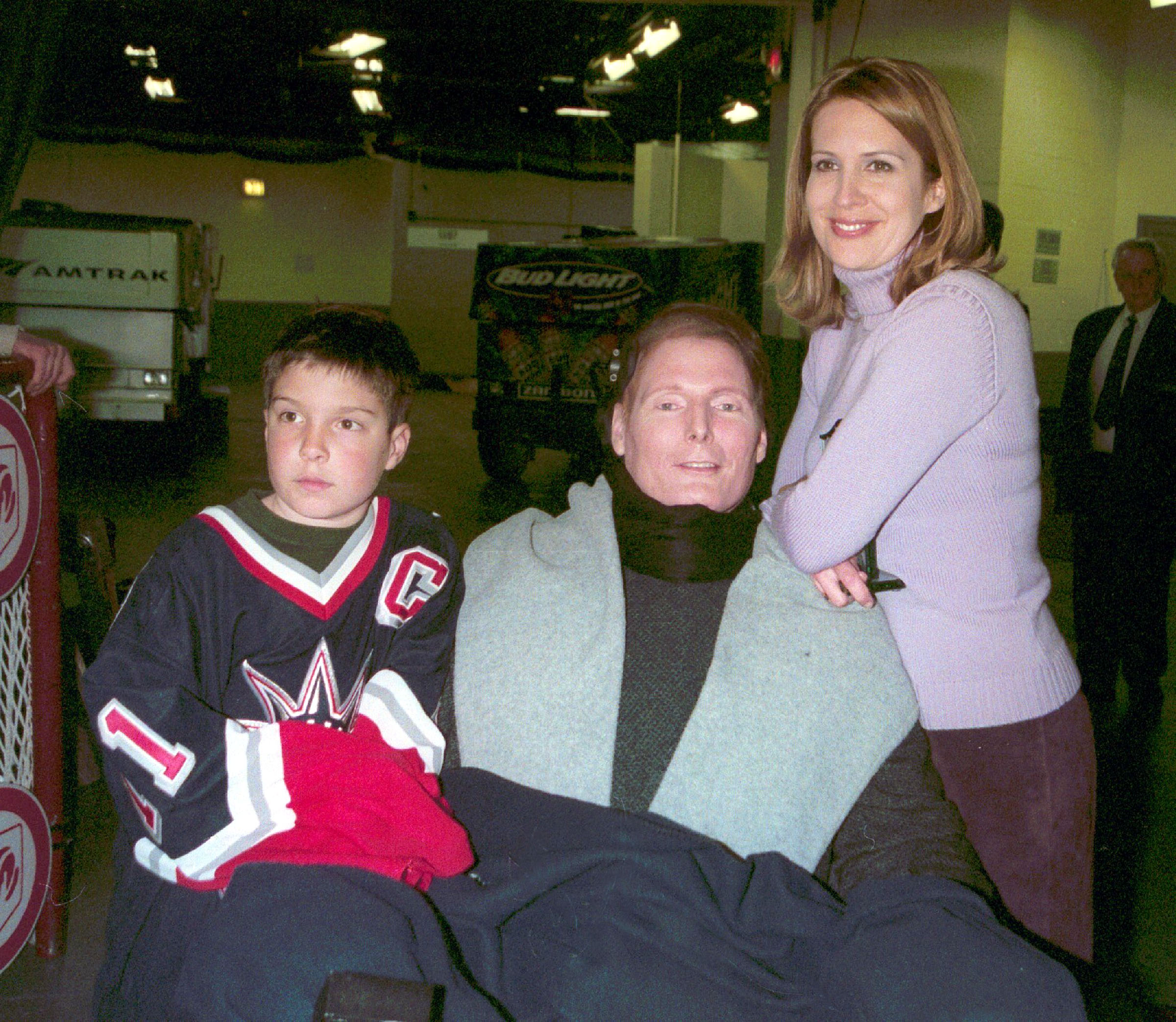Donna Reeve, ihr Mann Christopher Reeve und ihr Sohn Will besuchen den "SuperSkate 2001" am 7. Januar 2001 im Madison Square Garden in New York City | Quelle: Getty Images
