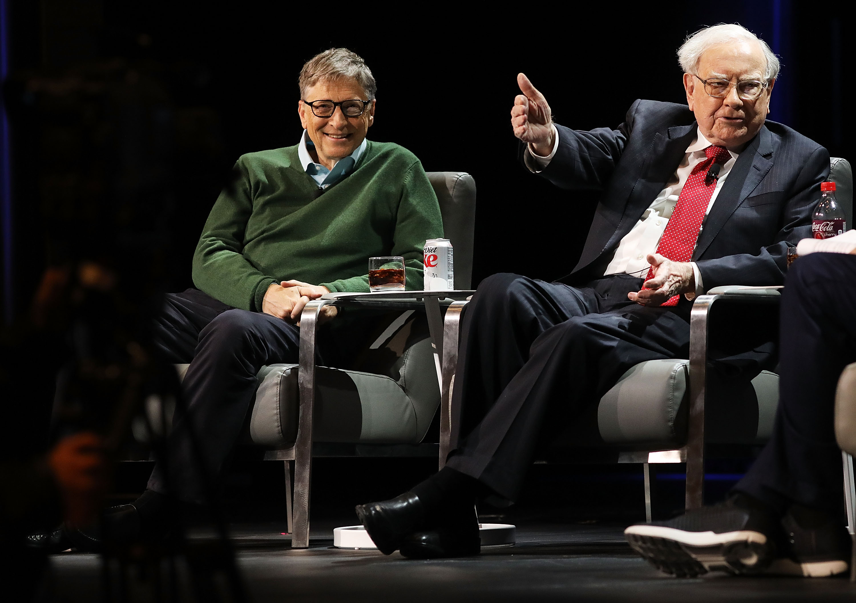 Bill Gates und Warren Buffett sprechen bei einer Veranstaltung der Columbia Business School in New York City am 27. Januar 2017. | Quelle: Getty Images