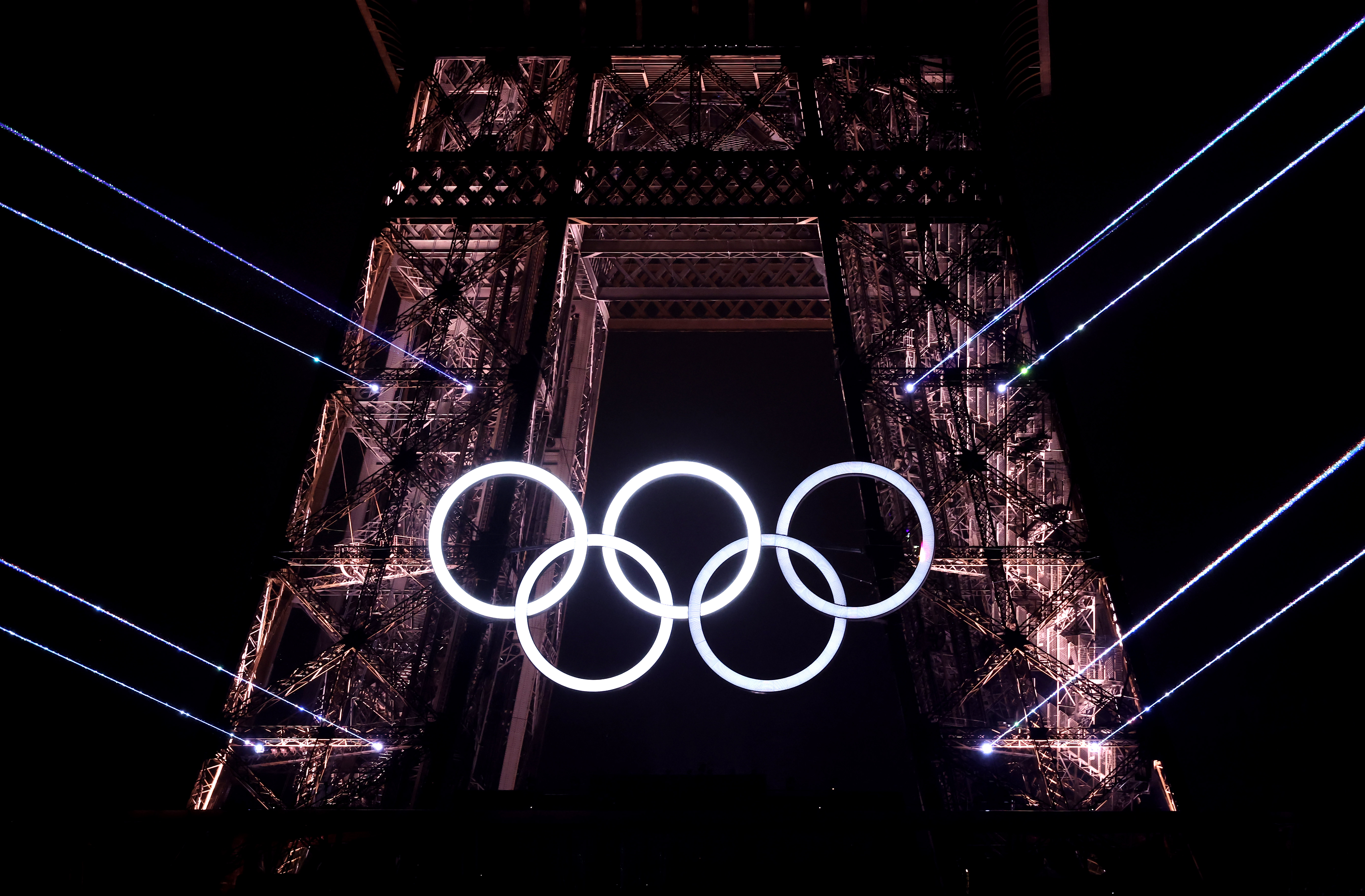 Eine Lichtshow mit den olympischen Ringen vor der Kulisse des Eiffelturms während der Eröffnungsfeier der Olympischen Spiele 2024 auf dem Place du Trocadero am 26. Juli 2024 in Paris, Frankreich | Quelle: Getty Images