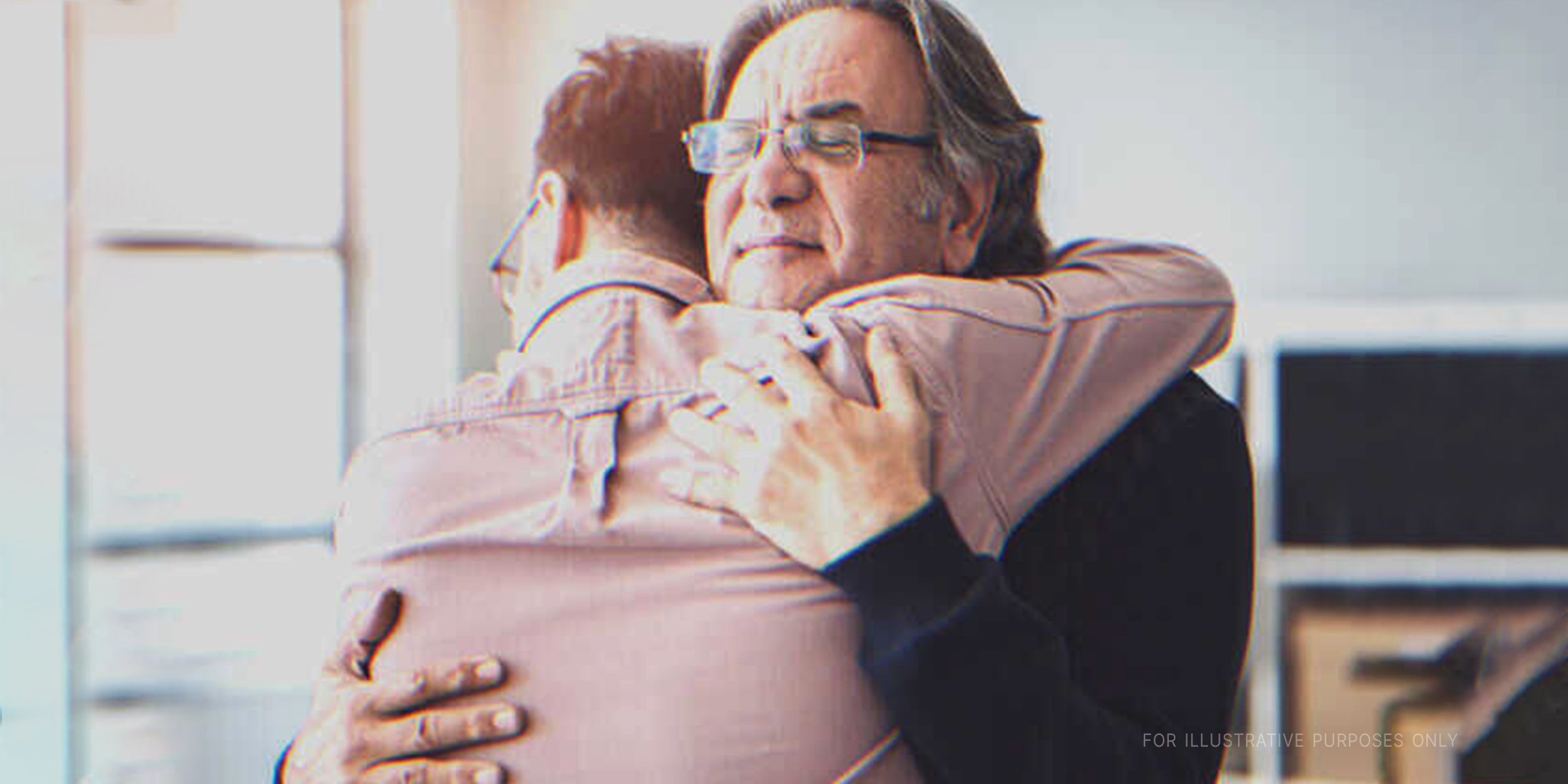 Emotionaler Vater, der seinen Sohn umarmt | Quelle: Shutterstock