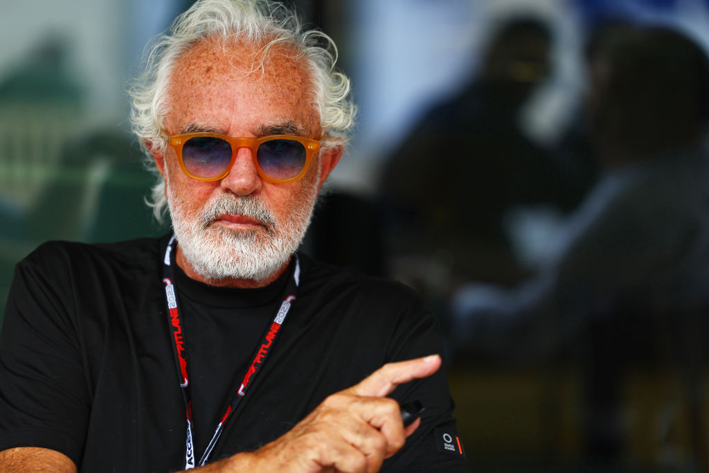 Flavio Briatore beobachtet das Geschehen im Fahrerlager vor dem Sprint-Shootout vor dem Formel-1-Grand-Prix von Katar auf dem Lusail International Circuit am 7. Oktober 2023 in Lusail City, Katar | Quelle: Getty Images