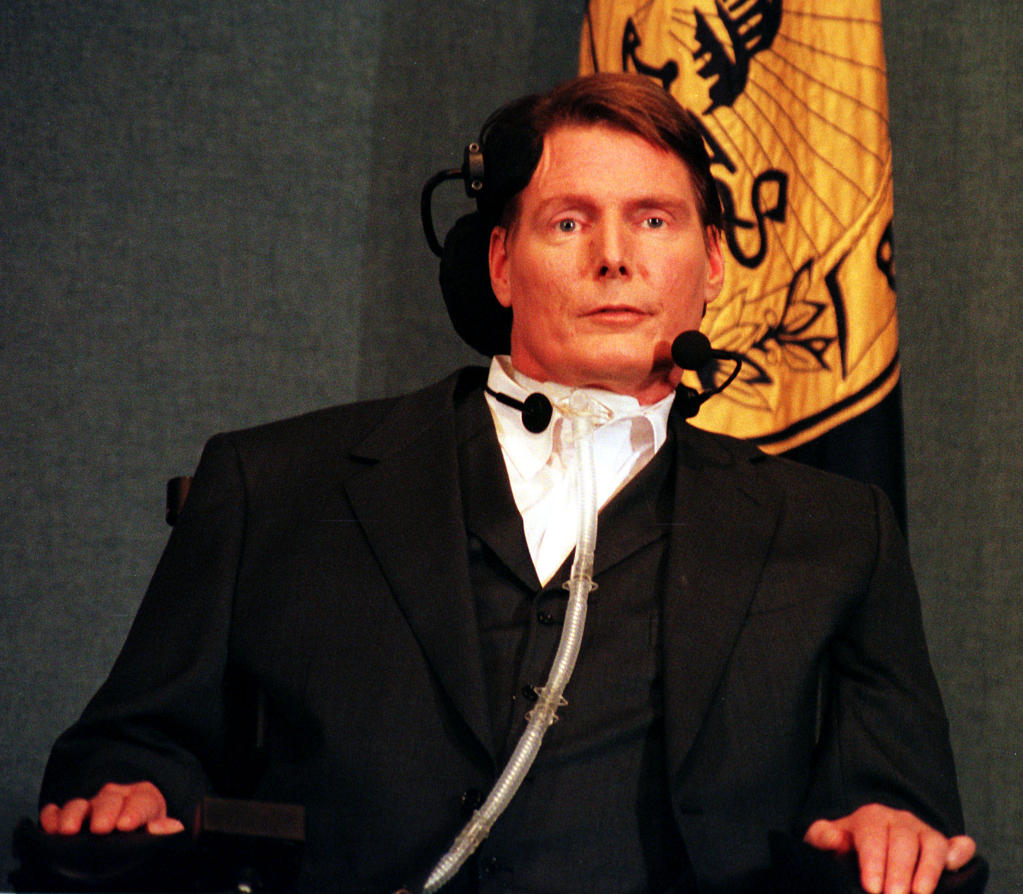 Christopher Reeve spricht beim National Press Club Newsmaker Luncheon am 1. Dezember 1999 | Quelle: Getty Images