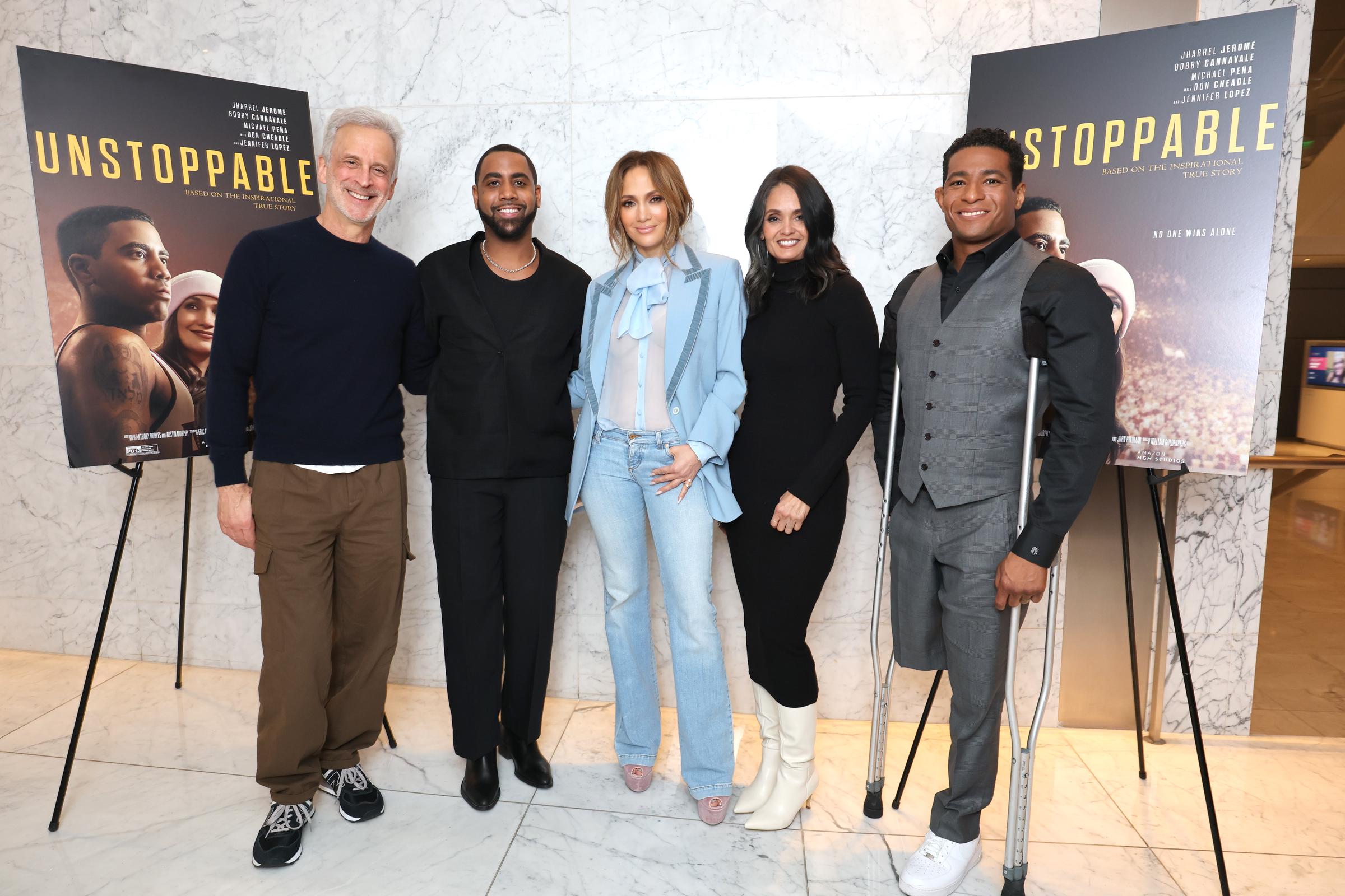 William Goldenberg, Jharrel Jerome, Jennifer Lopez, Judy Robles und Anthony Robles am 15. Dezember 2024 in Los Angeles, Kalifornien | Quelle: Getty Images