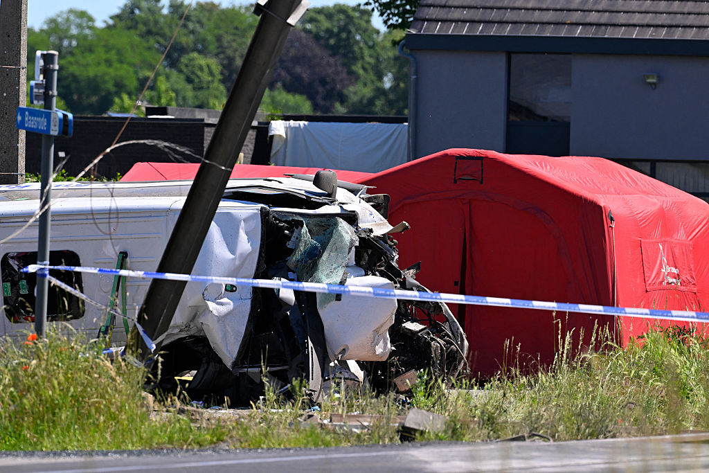 Dieses Foto zeigt einen beschädigten Bus am Unfallort, nachdem am 26. Mai 2026 am Bahnübergang Vierhuizen in Buggenhout, etwa 20 km nördlich von Brüssel, ein Zug in einen Schulbus gerast war | Quelle: Getty Images