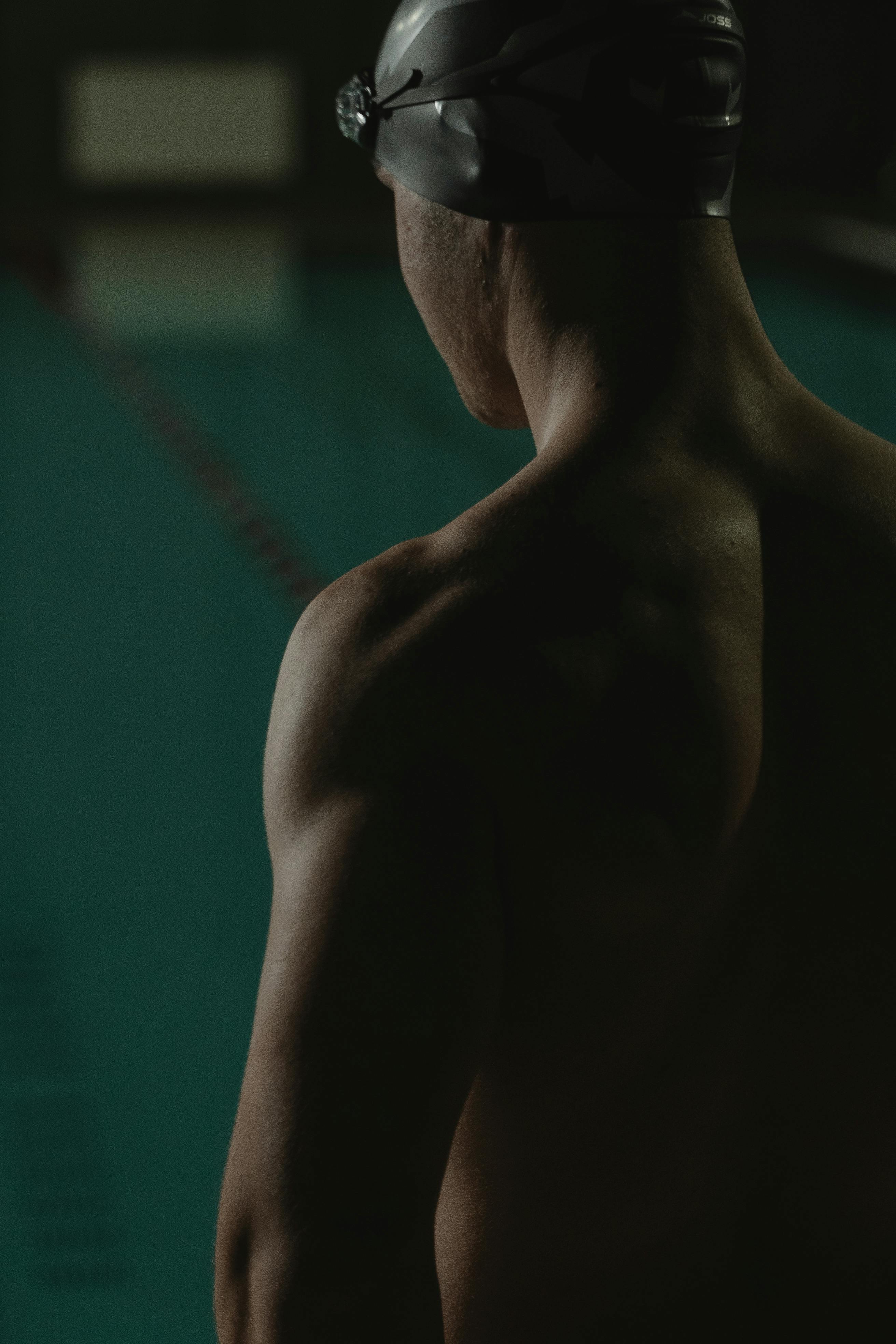 Ein Mann steht an einem Pool | Quelle: Pexels