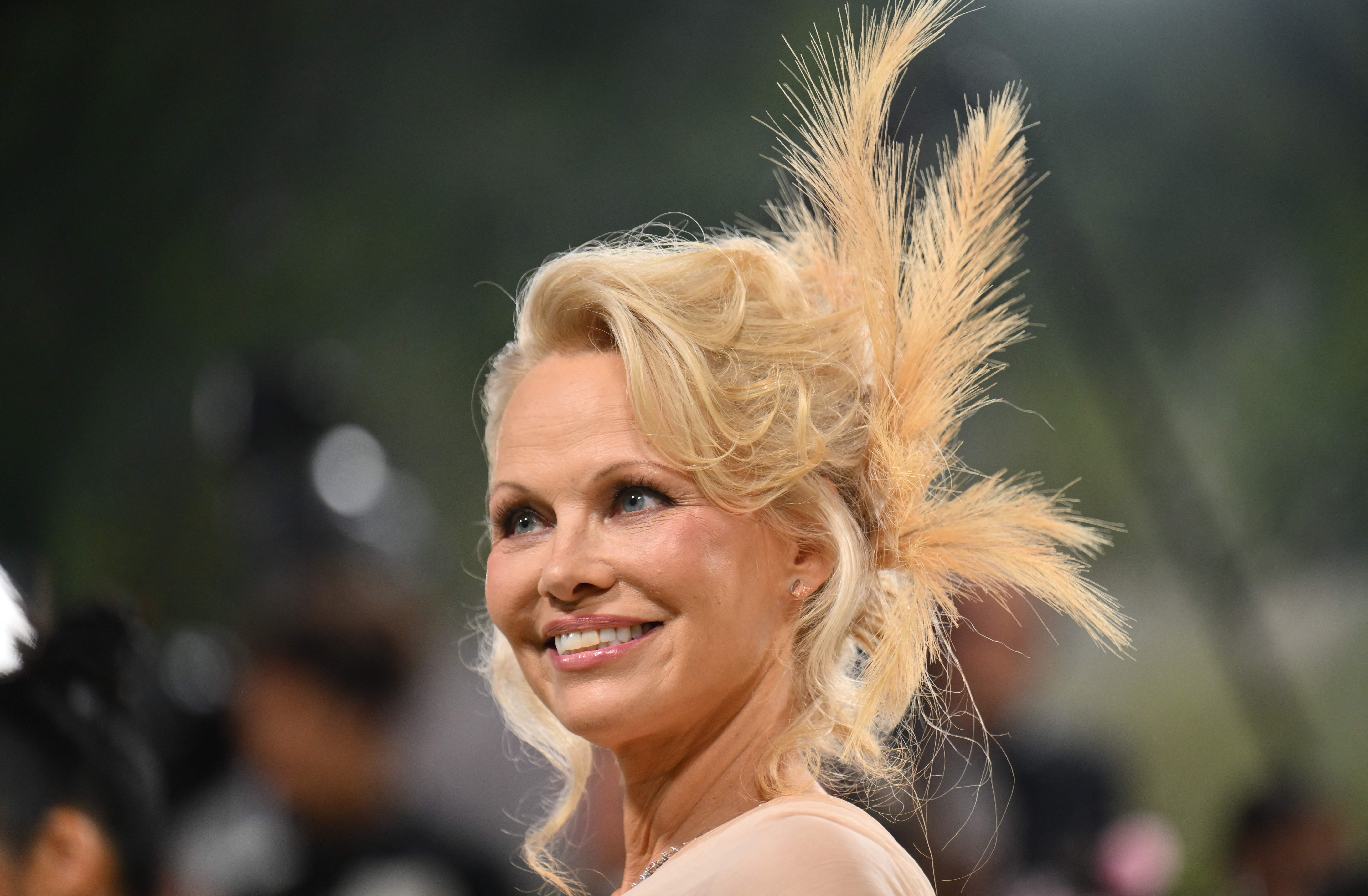Pamela Anderson bei der Met Gala 2024 zur Feier von "Sleeping Beauties: Reawakening Fashion" im The Metropolitan Museum of Art am 06. Mai 2024 in New York City | Quelle: Getty Images