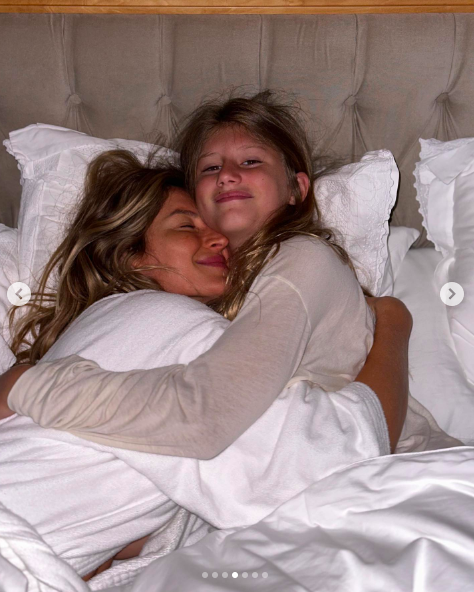 Gisele Bündchen kuschelt mit Vivian Brady im Bett, gepostet am 5. Dezember 2023 | Quelle: Instagram/Gisele