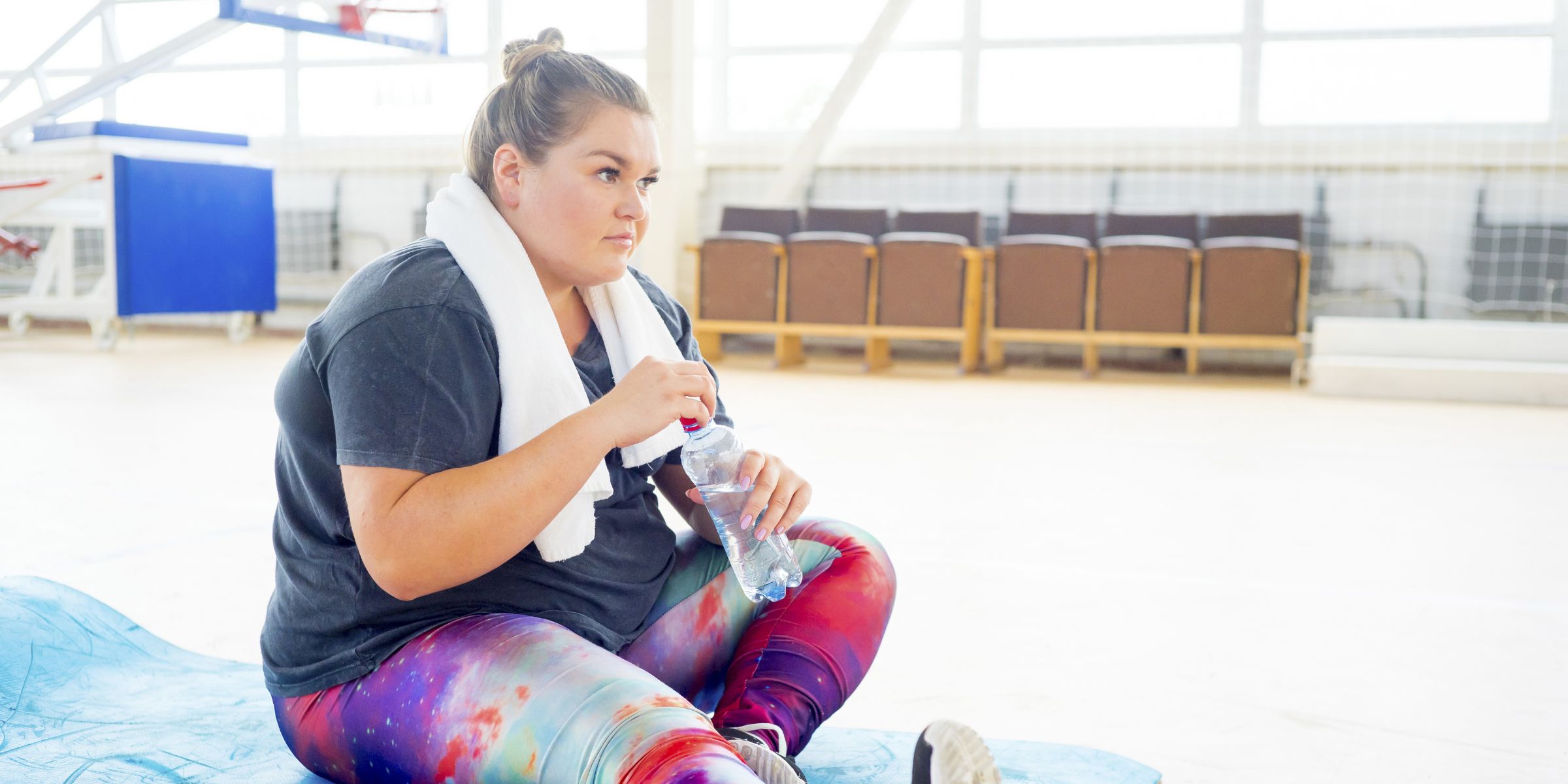 Eine Plus-Size-Frau in einem Fitnessstudio | Quelle: Shutterstock