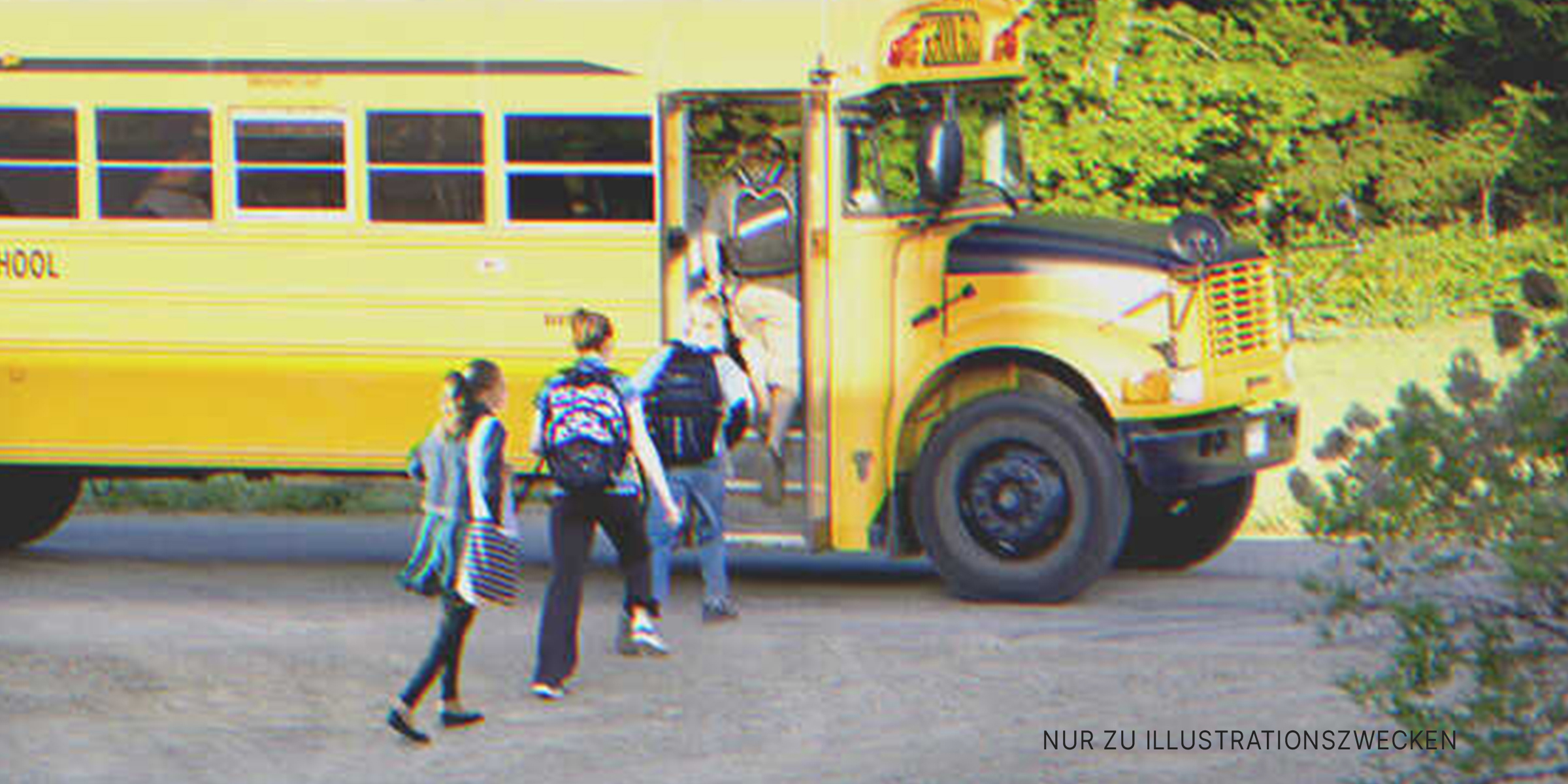 Kinder und ein Schulbus | Quelle: Getty Images
