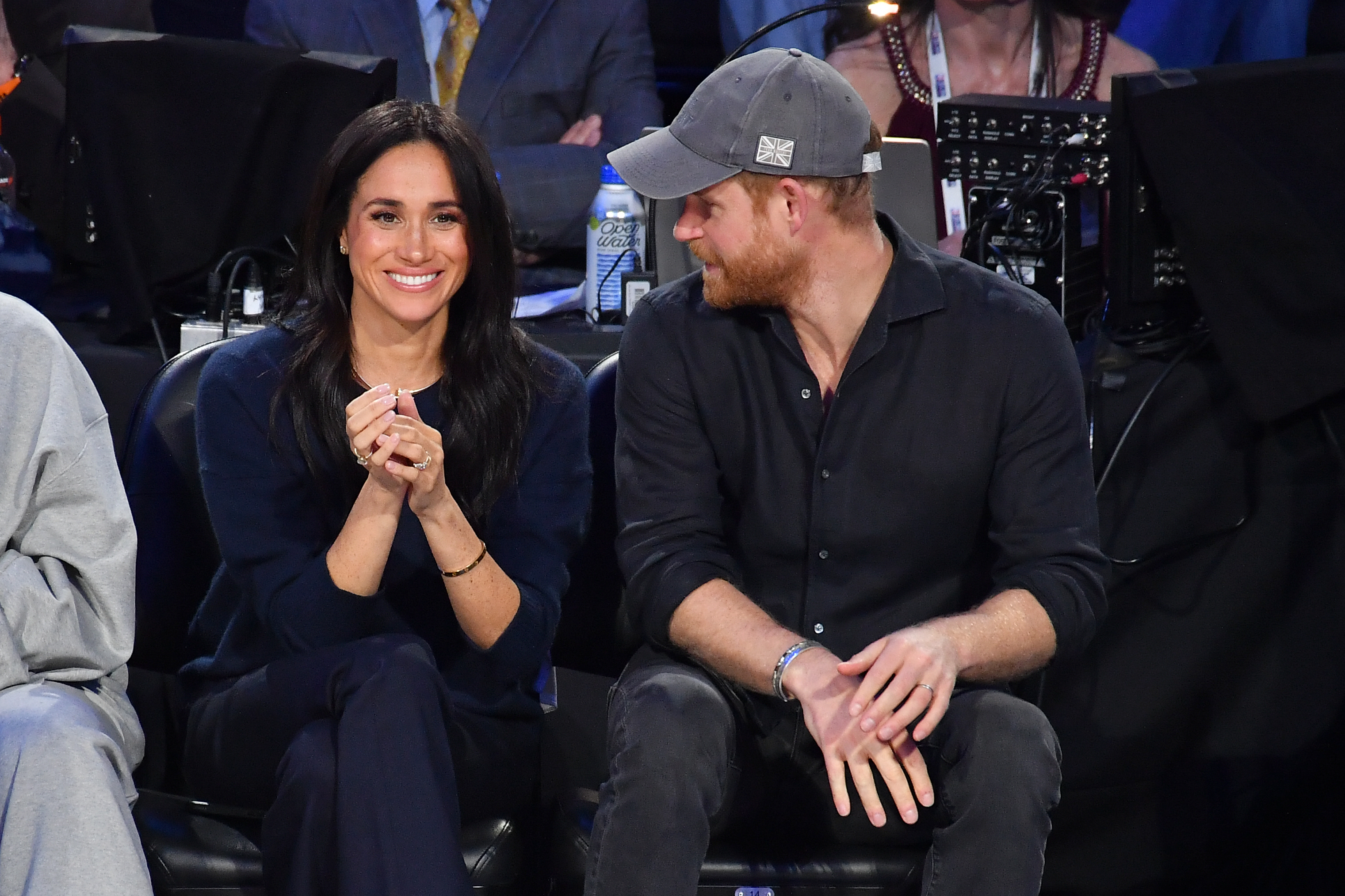 Harry und Meghan besuchten am 15. Februar 2026 das NBA-All-Star-Spiel im Intuit Dome in Inglewood, Kalifornien, und genossen gemeinsam ein Sportereignis abseits ihrer üblichen öffentlichen Termine. | Quelle: Getty Images