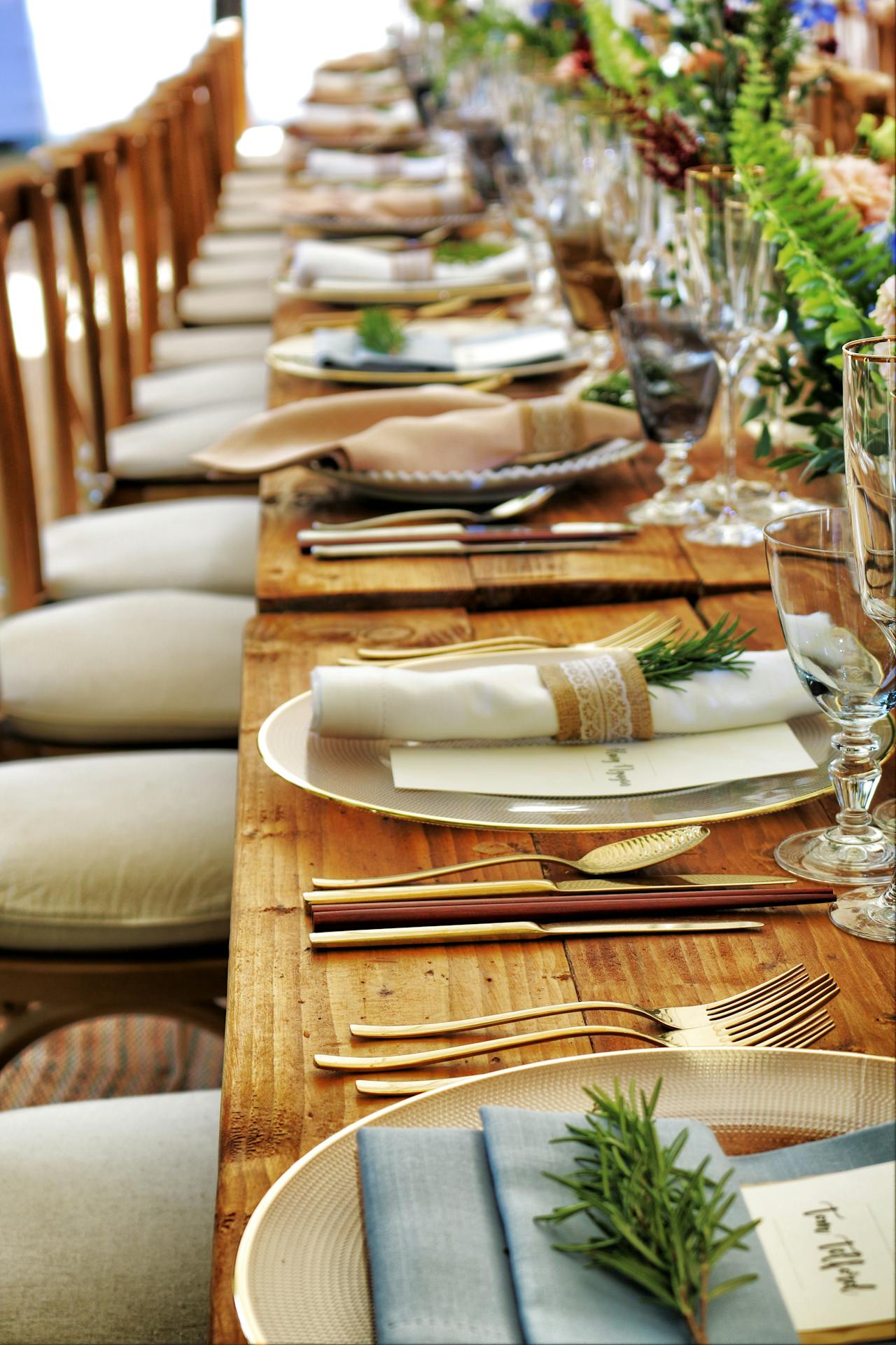 Ein gedeckter Tisch für ein besonderes Abendessen | Quelle: Pexels