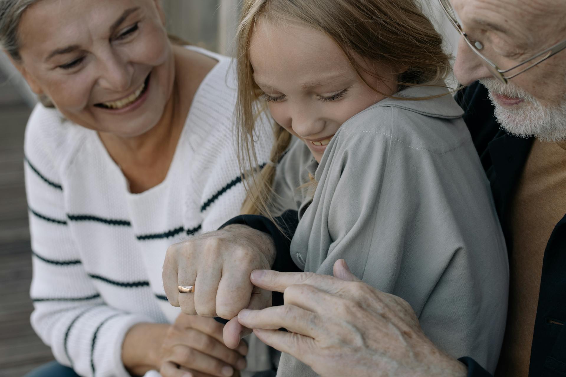 Großeltern verbringen Zeit mit ihrer kleinen Enkelin | Quelle: Pexels
